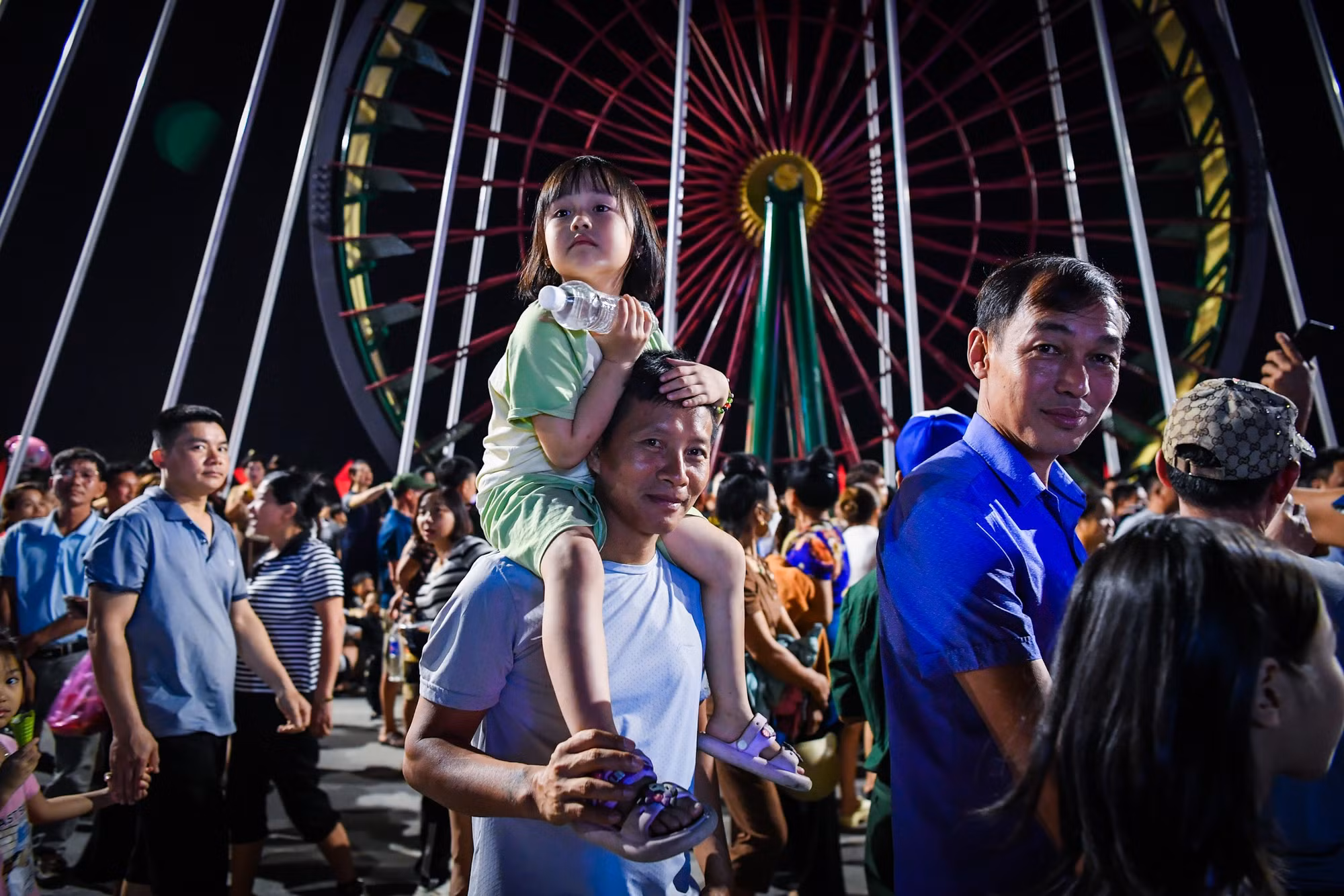 Nét mặt háo hức của một công dân "nhí"