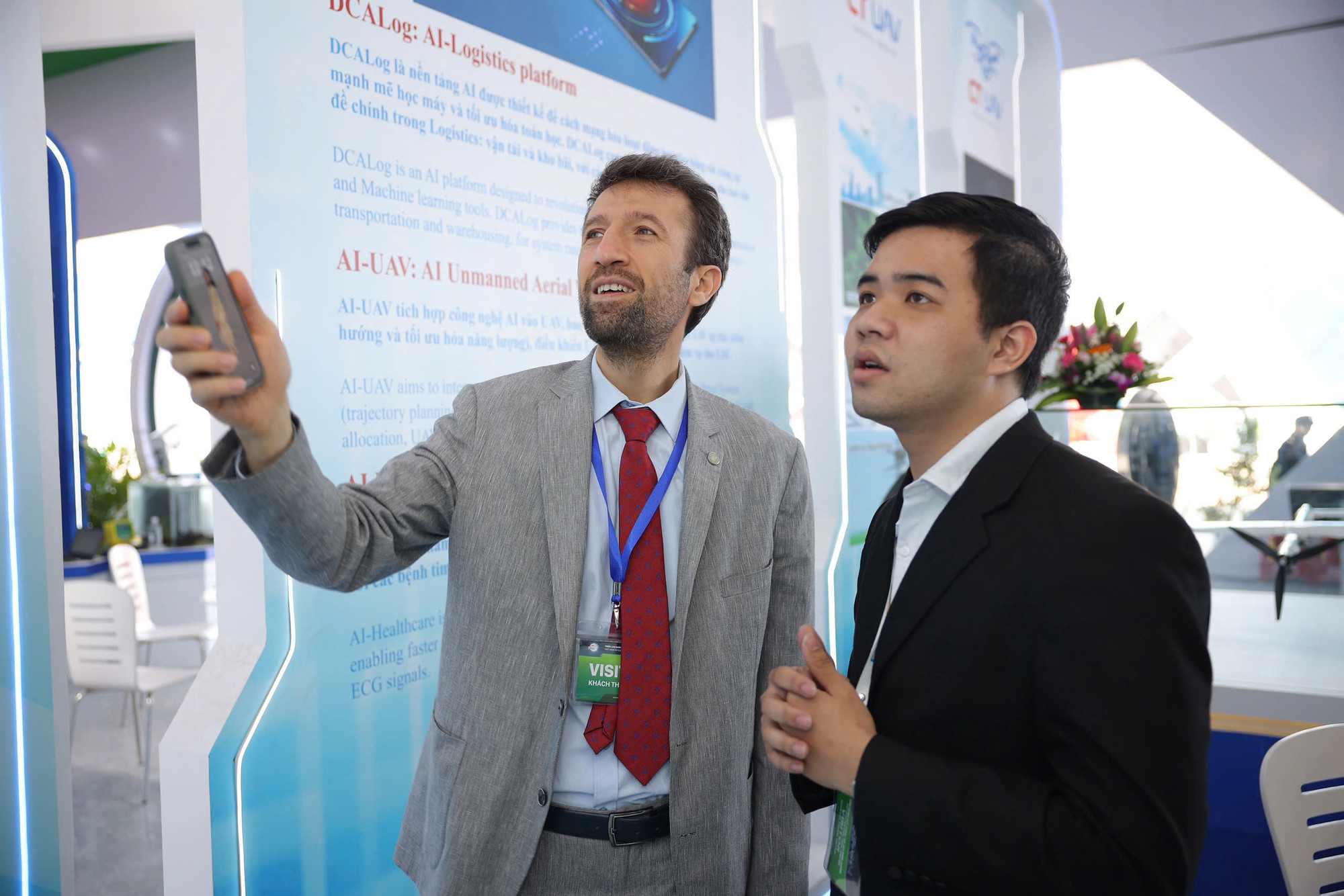 Một khách tham quan quốc tế trải nghiệm tại gian trưng bày.