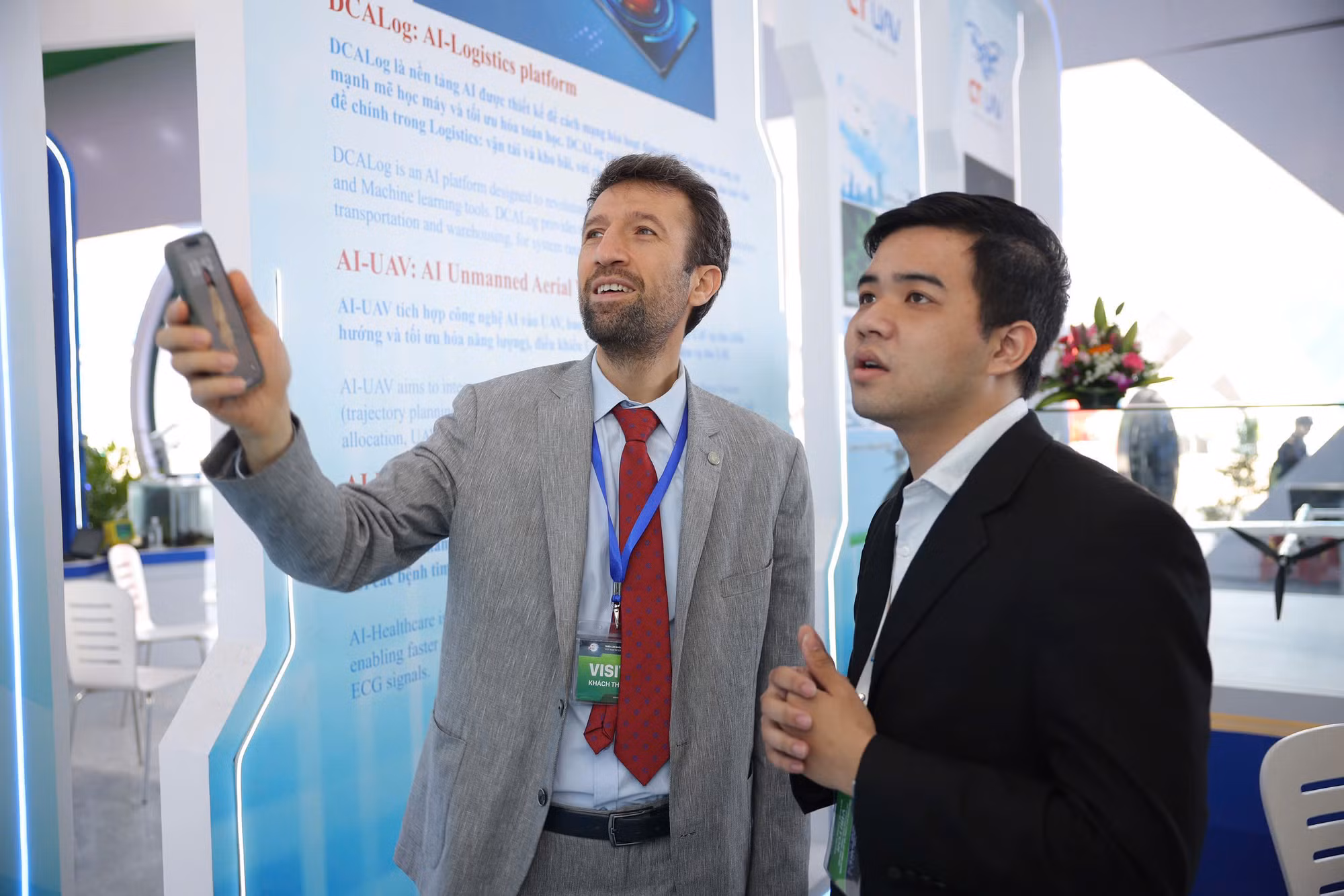 Một khách tham quan quốc tế trải nghiệm tại gian trưng bày.