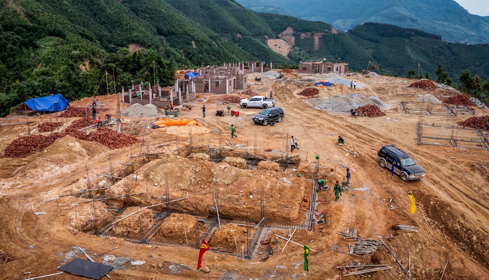 "Nhà mới" nằm trên một đỉnh đồi bằng phẳng. Phía trên không còn những vách đất cao chót vót, đồng nghĩa, nguy cơ sạt lở, trôi đất xuống bản làng tương lai gần như bằng 0.