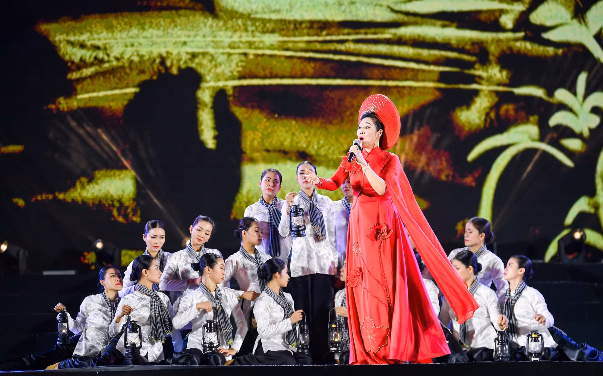 Nghệ sĩ Ưu tú Thiên Hoa biểu diễn ca khúc Bông huệ đỏ. Nghệ sĩ Ưu tú Thiên Hoa biểu diễn ca khúc Bông huệ đỏ.