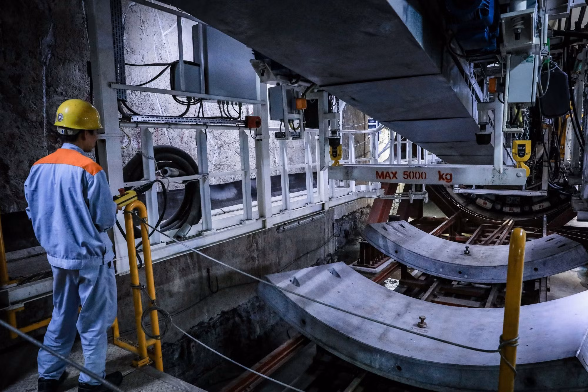 Cứ đào được 1,5m, mũi khoan lại tạm dừng hoạt động để lắp vỏ hầm. Các tấm vỏ hầm được đưa vào vị trí nhờ một cánh tay robot.