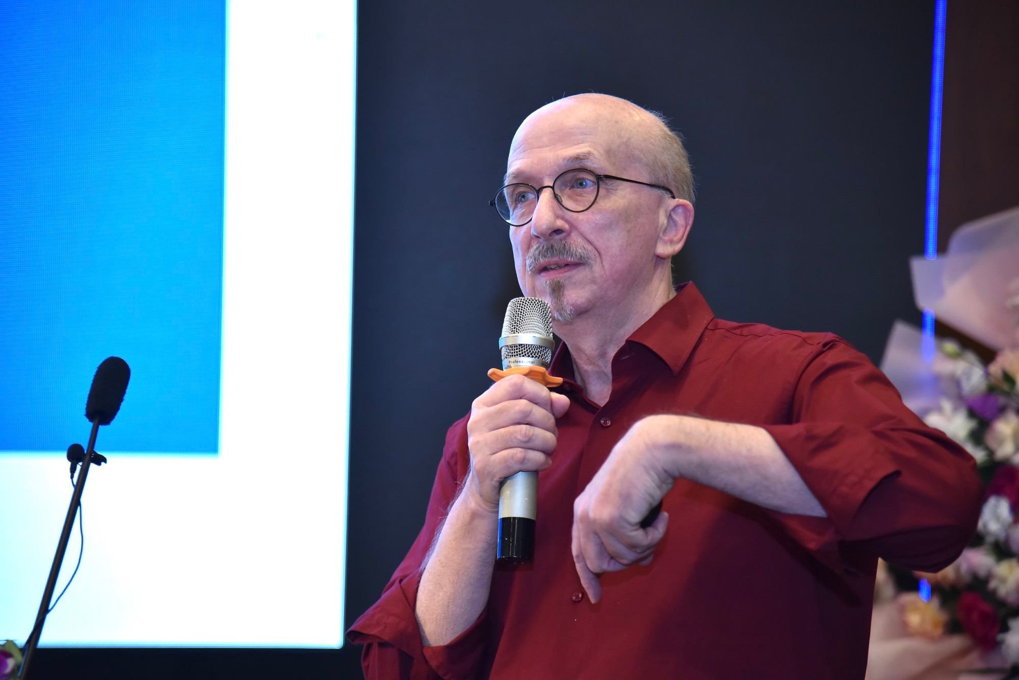 Giáo sư, Tiến sĩ Detlef Werner Briesen (Đại học Giesen, CHLB Đức) trình bày tham luận Phương tiện truyền thông in ấn ở Đức và chuyển đổi số.