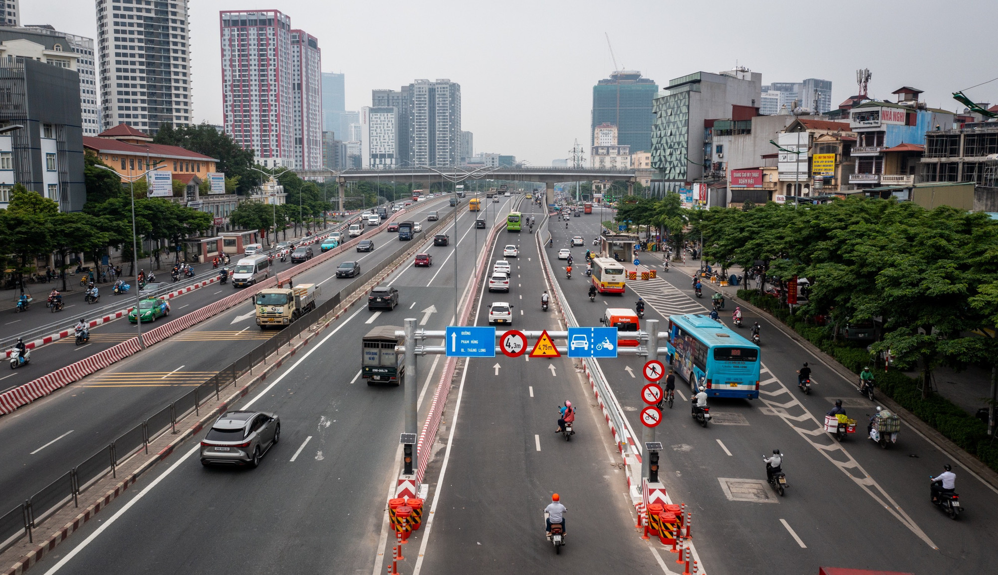 Trong khi đó, hai đơn nguyên cầu mới dành cho các phương tiện kết nối từ cao tốc xuống đường đô thị 2 đầu.