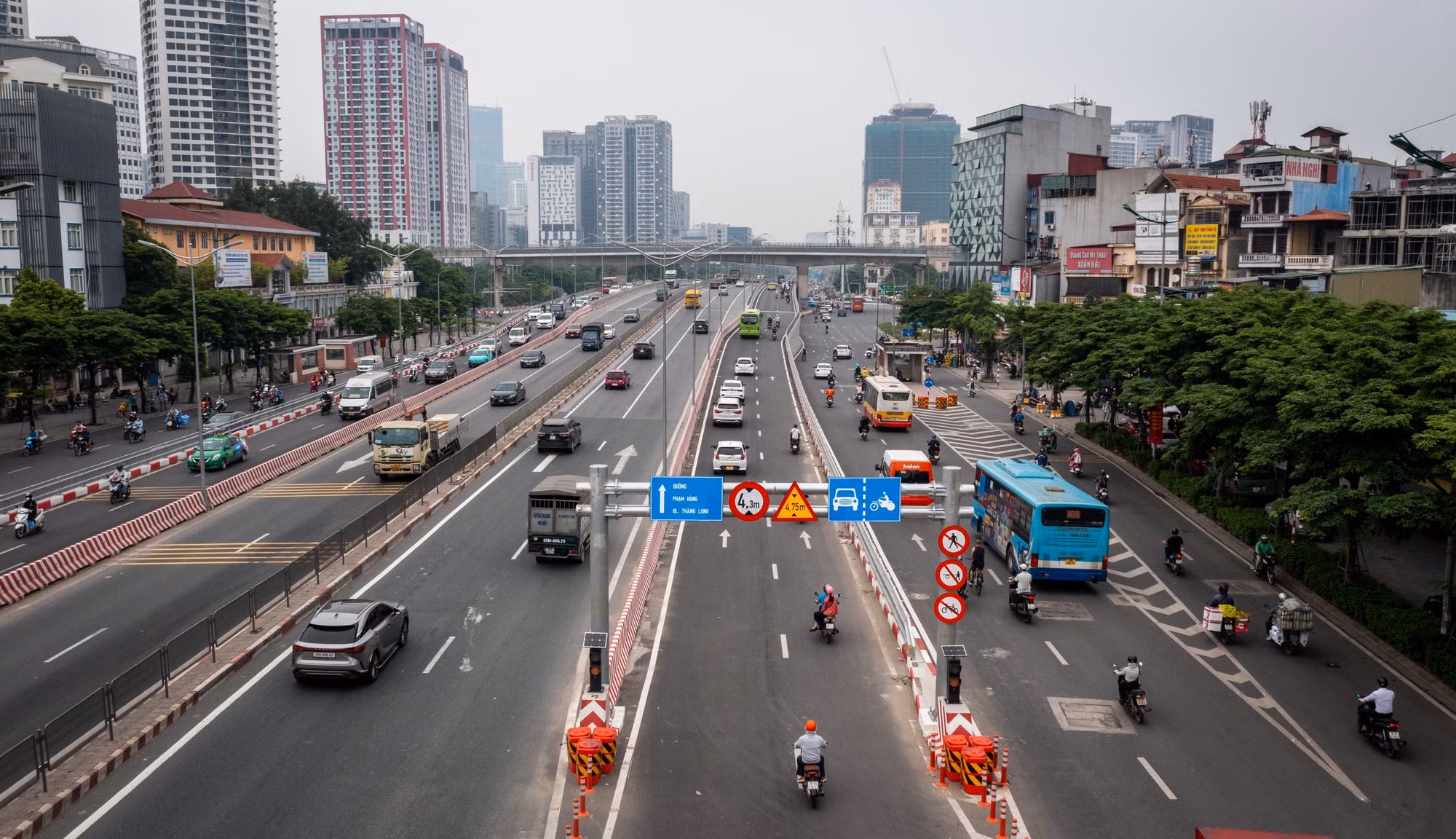 Trong khi đó, hai đơn nguyên cầu mới dành cho các phương tiện kết nối từ cao tốc xuống đường đô thị 2 đầu.