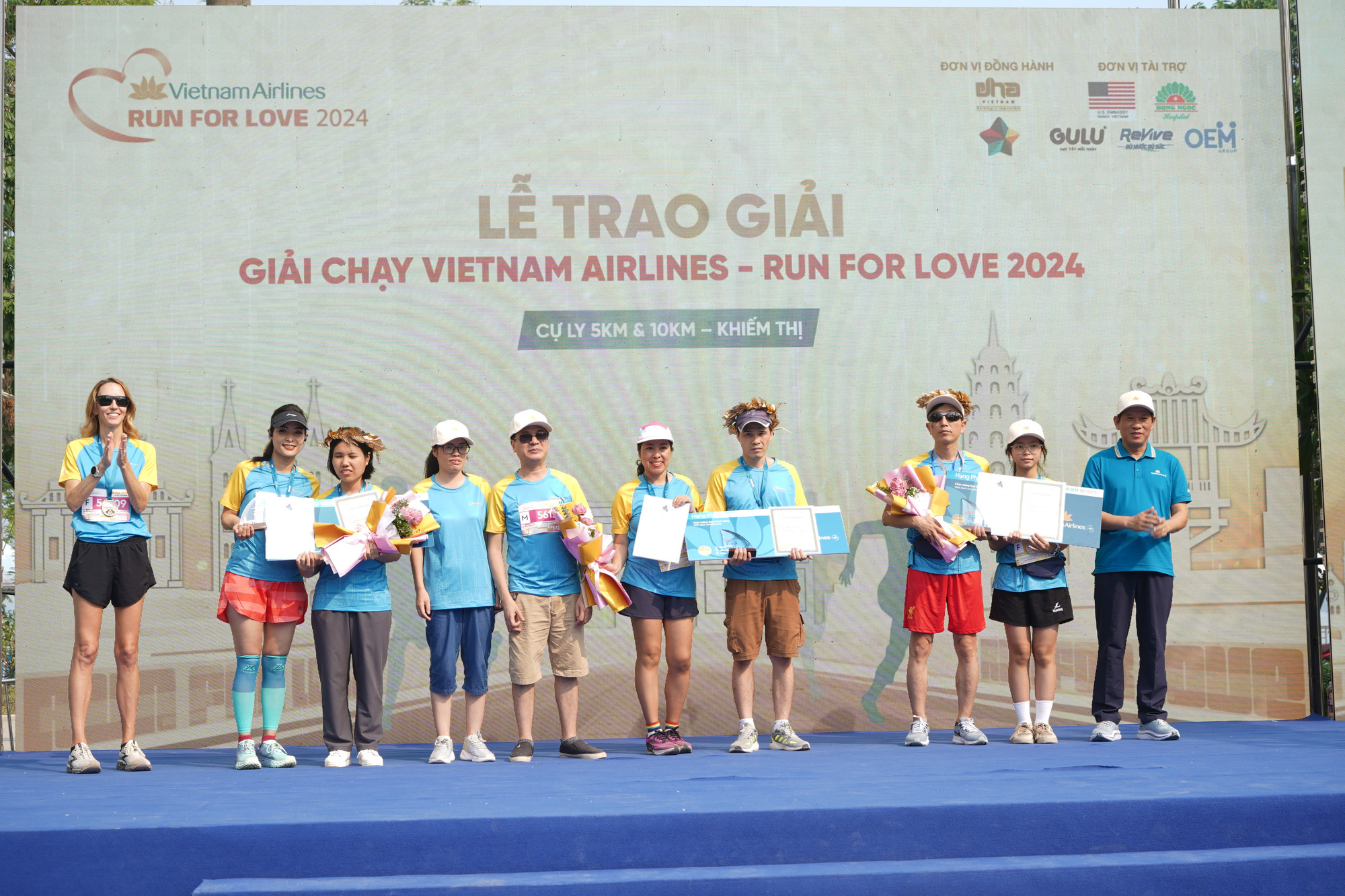 Các vận động viên khiếm thị được vinh danh tại giải chạy. Các vận động viên khiếm thị được vinh danh tại giải chạy.