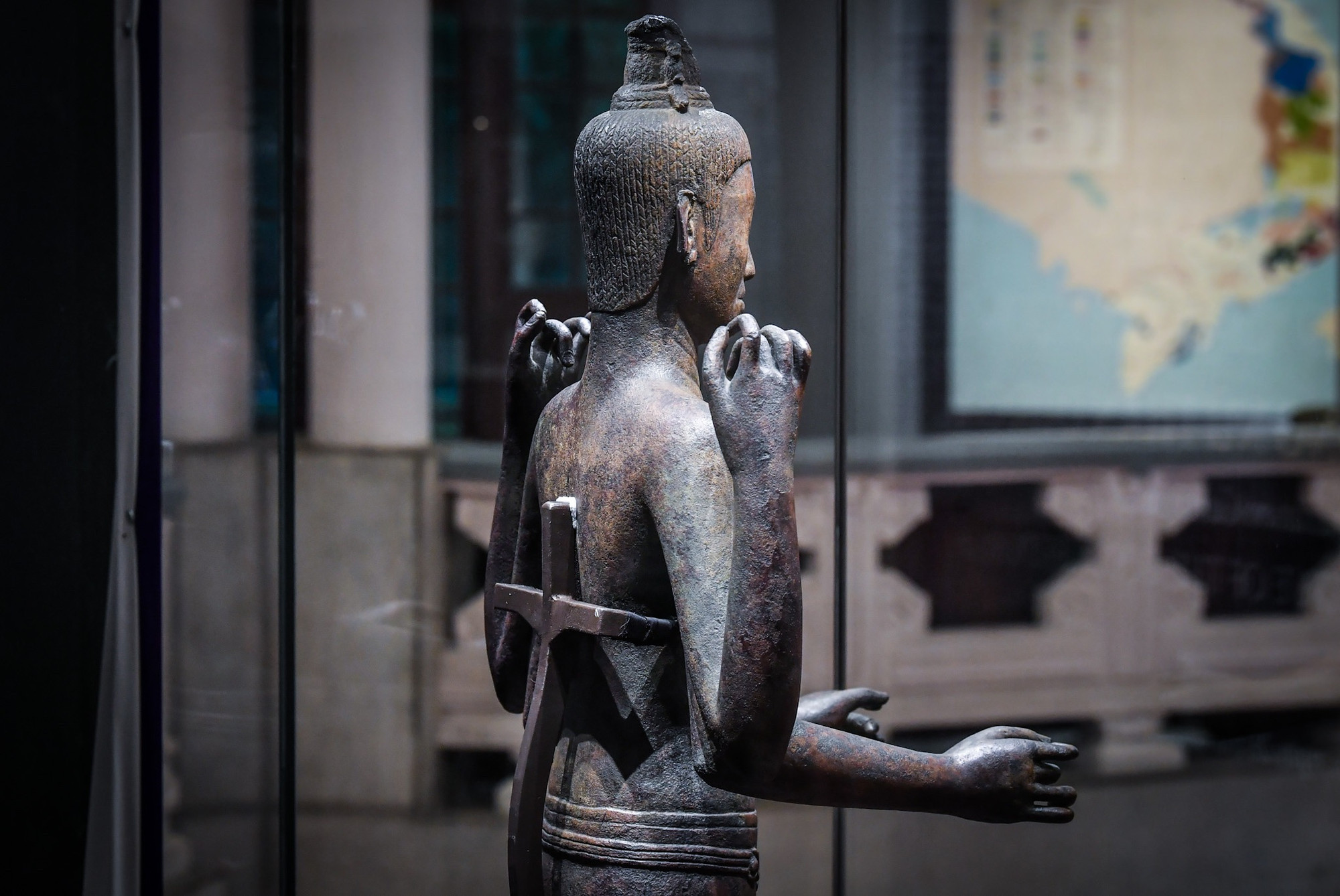 Phía sau lưng tượng còn có một bệ đỡ giúp bức tượng đứng thẳng.