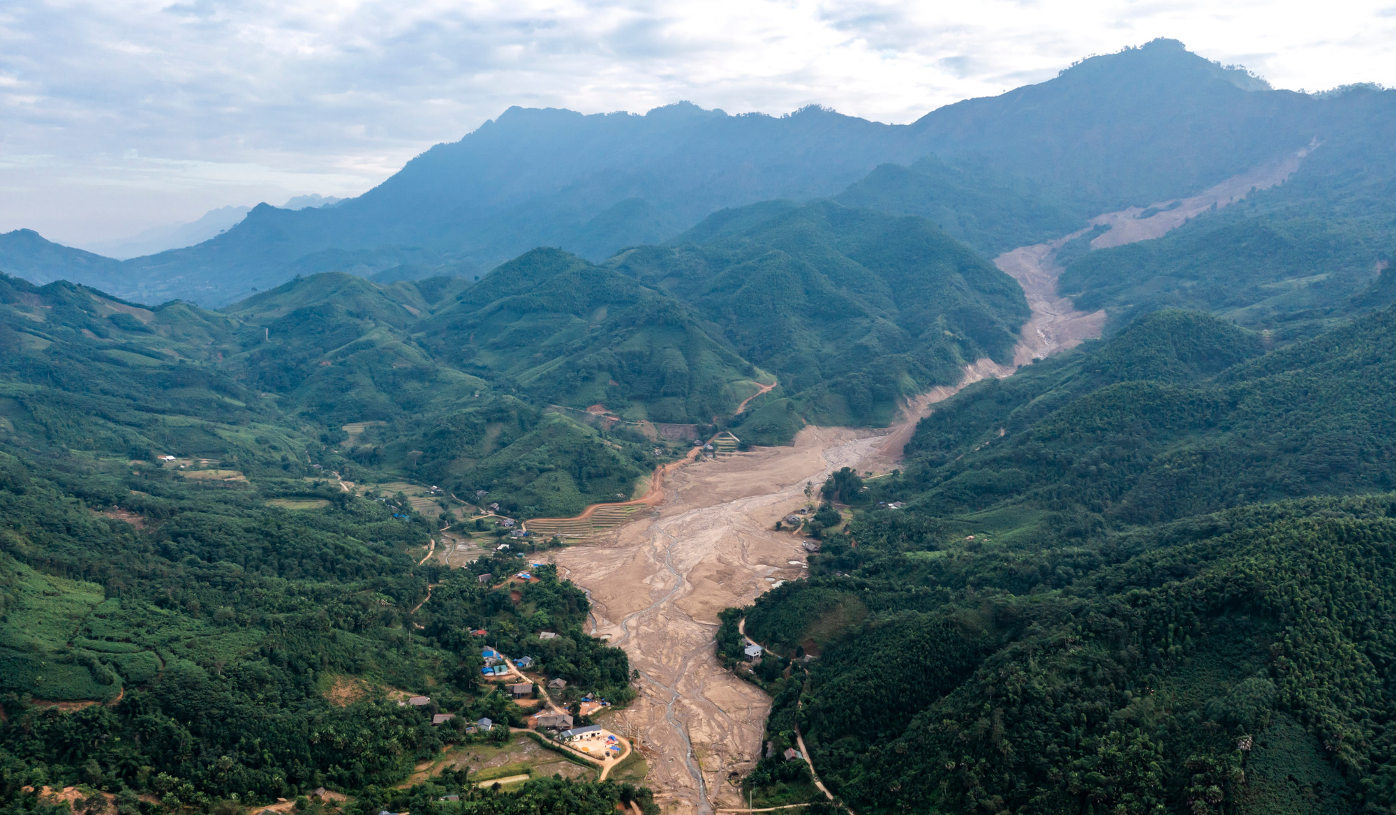 Nhìn về phía bản cũ, anh Sầm Văn Bóng khẽ thở dài. Nhưng rất nhanh, người đàn ông đã mất đi 5 thân nhân trong thảm họa đầu tháng 9 đã quay trở lại với công việc thường ngày: Chung tay cùng bộ đội tái thiết làng mới - ngôi làng của hy vọng và tương lai.