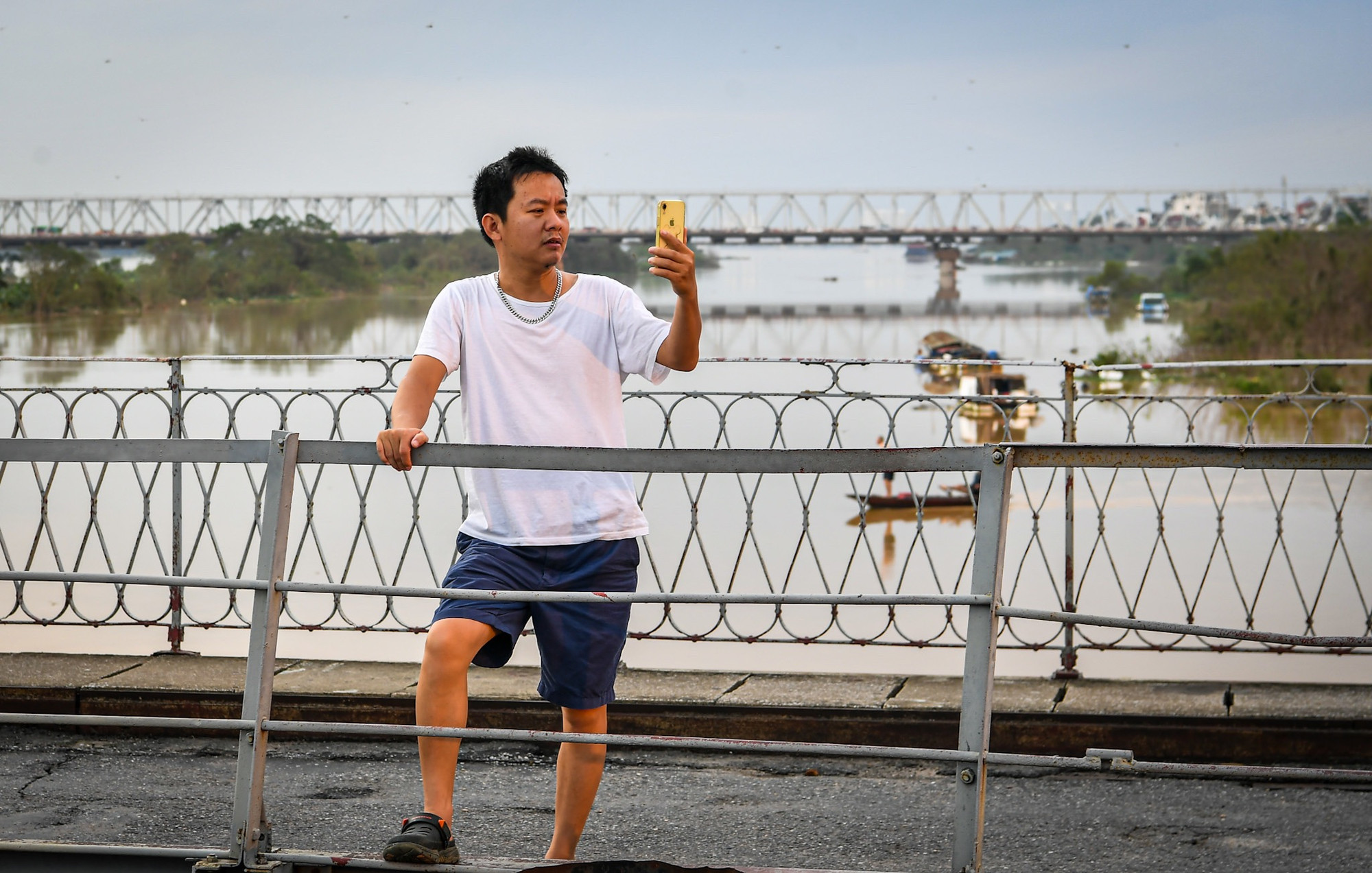 [Ảnh] Bất chấp lệnh cấm, người dân vẫn lên cầu Long Biên... dạo mát ảnh 9
