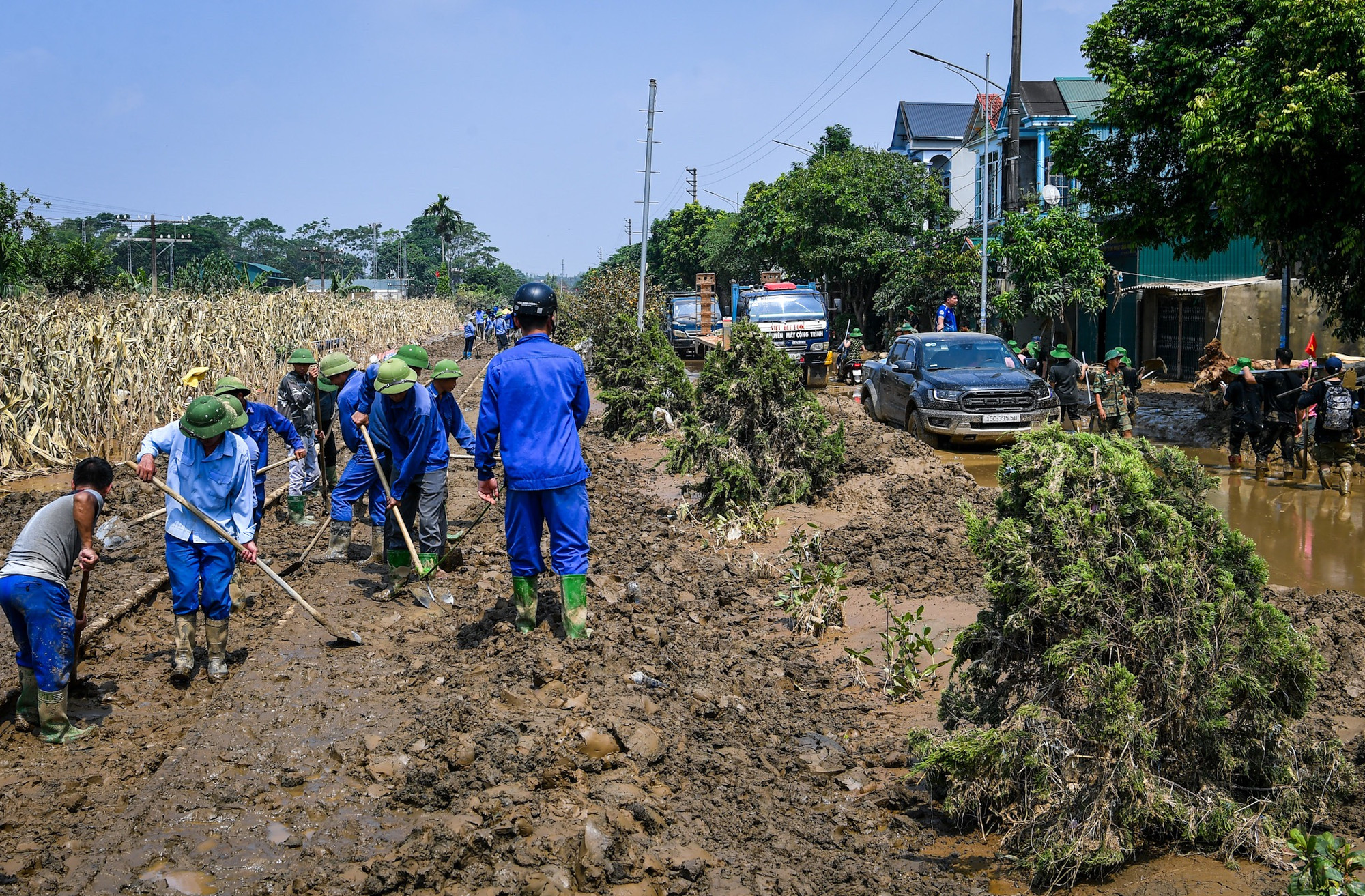 Xã Nga Quán (Trấn Yên, Yên Bái) có 2km đường sắt chạy qua. Từ 4 ngày nay, các công nhân đã được huy động để xử lý đất vùi lấp, trả lại đường cho tàu chạy.