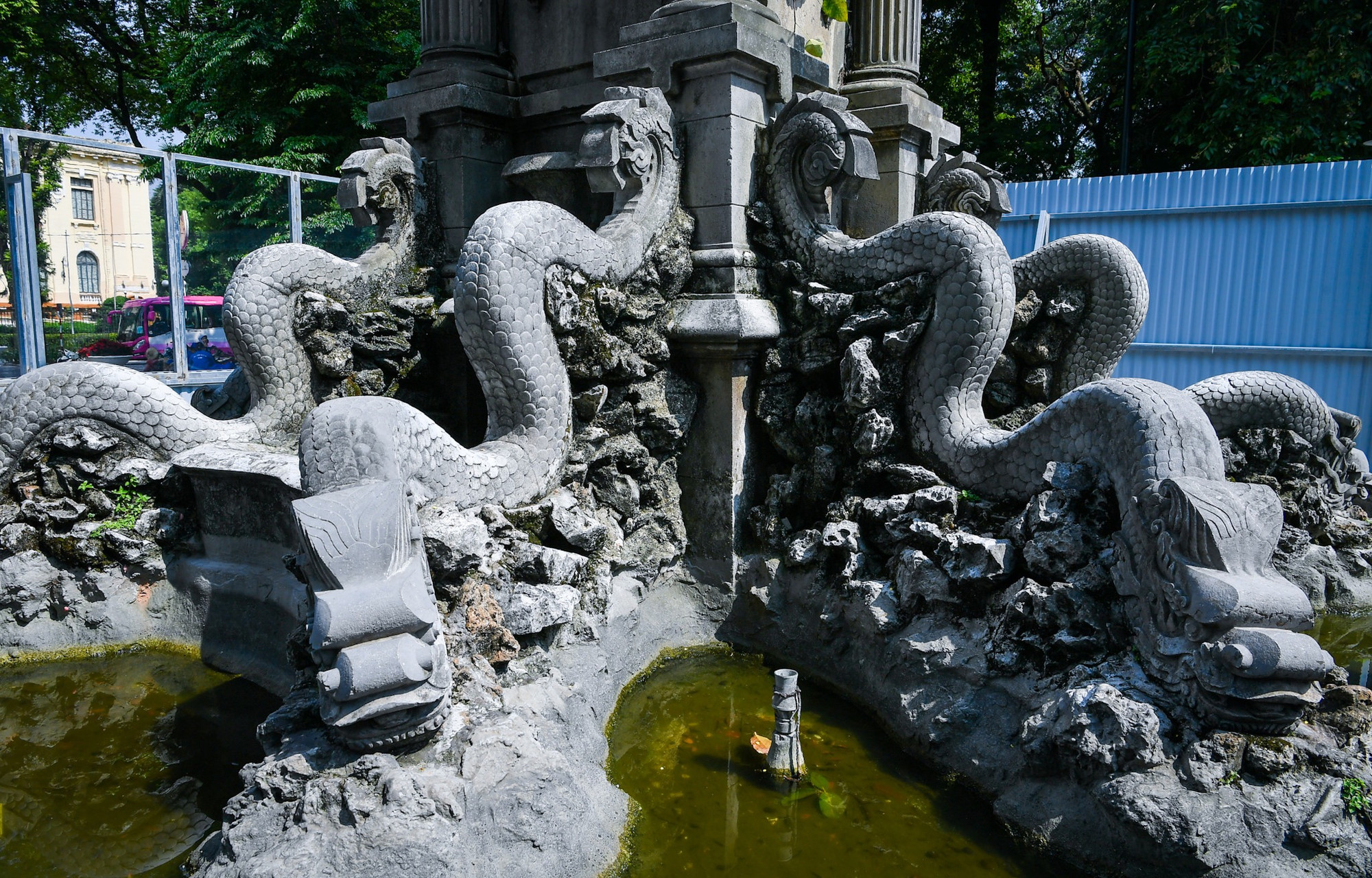 Bên cạnh đó, hiện các trụ đá bị nghiêng, bể nước bị ngấm, hệ thống phun nước không hoạt động.