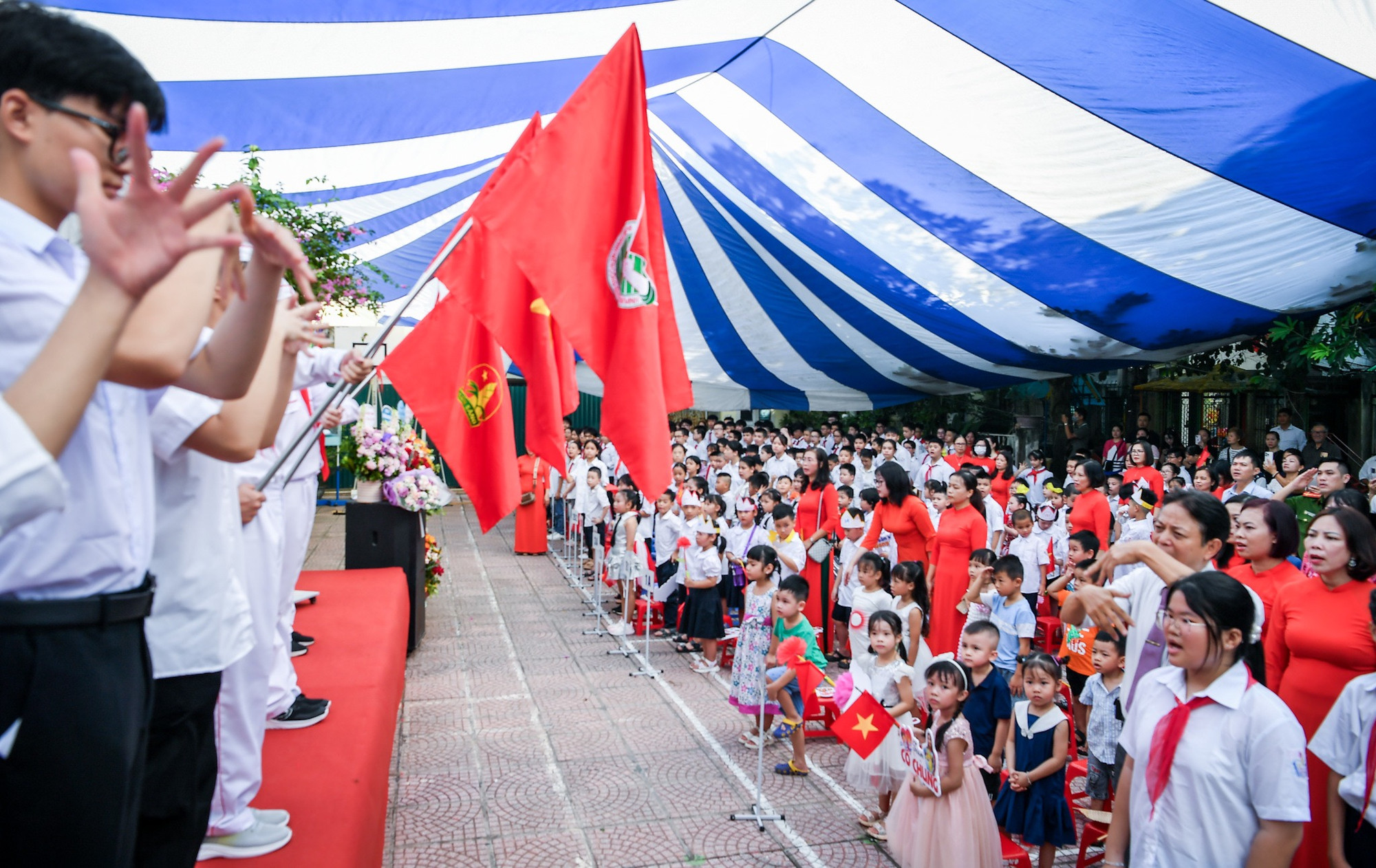 Theo các thầy cô, tập hát quốc ca tập thể bằng ngôn ngữ cử chỉ cho học sinh khiếm thính khó như tập múa, bởi yêu cầu động tác của các em phải đồng đều. Để hát được chính thức, nhà trường đã phải tập cho các em trong nhiều tuần.