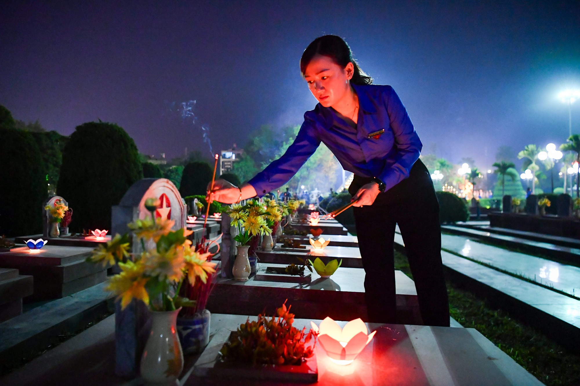 Đoàn viên thanh niên thắp hương lên các phần mộ liệt sĩ.