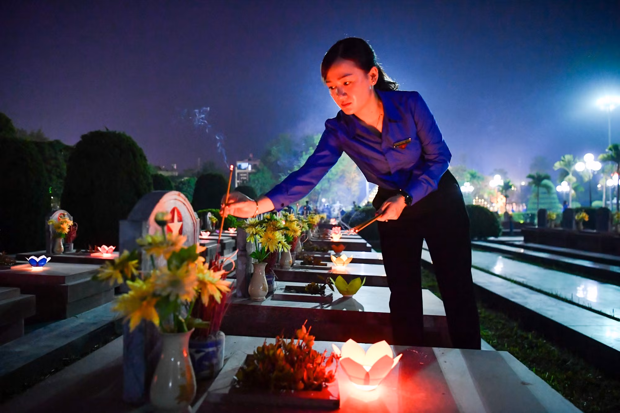 Đoàn viên thanh niên thắp hương lên các phần mộ liệt sĩ.