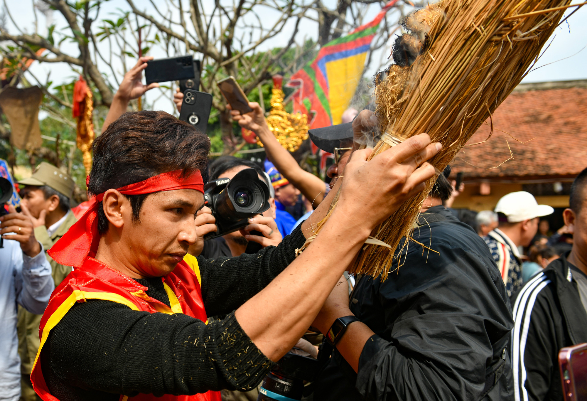 Tiếp đó, mỗi đội cử ra 4 nam thanh niên tham gia phần thi kéo lửa. Để kéo ra lửa, người ta lấy hai thanh giang kẹp vào bùi nhùi, dùng hai thanh tre ốp một mảnh trên và một mảnh dưới, giữ chắc hai đầu rồi hai người kéo co cho cật giang cọ sát vào cật tre nhiều lần tạo ma sát. Khi nào thấy có khói lên thì dừng lại và thổi cho lửa bùng lên, dùng mồi lửa này để thổi cơm. Khi đó, không gian đình làng Thị Cấm nghi ngút khói lửa, vang dội tiếng trống, tiếng reo hò cổ vũ của dân làng, du khách. Các thành viên ra sức thổi vào bó rơm để lửa bén to. Mồi lửa đầu tiên bén rơm cũng là lúc không khí trong sân đình trở nên náo nhiệt.