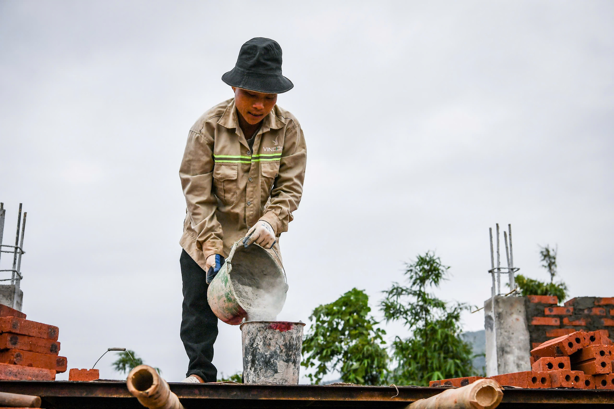 Theo Phó Chủ tịch Ủy ban nhân dân huyện Bắc Hà, bên cạnh 15 căn hộ, khu định cư mới, còn có 1 điểm nhà văn hóa cộng đồng, 1 điểm trường mầm non và hệ thống hạ tầng giao thông, đường điện đường nước.