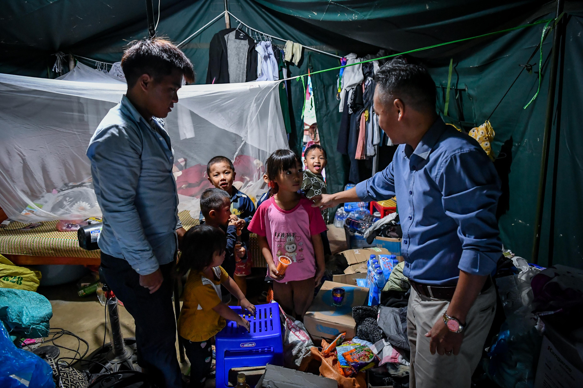 Dù khó khăn, nhưng các em vẫn tìm thấy niềm vui riêng của mình...