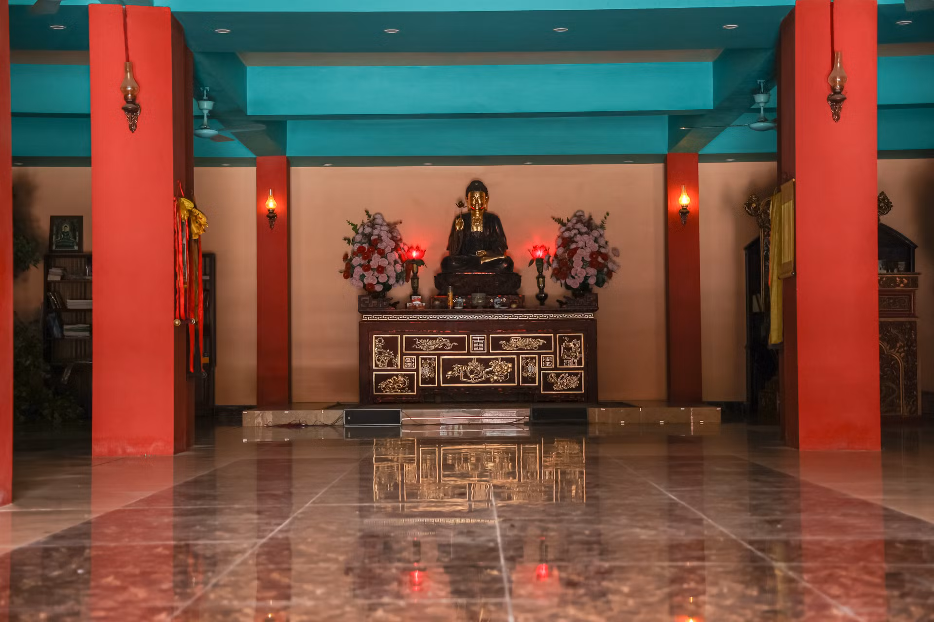 Trong chùa có 2 gian, bên ngoài là ngôi tam bảo, bên trong là nhà tổ. Thả bước chân vãn cảnh chùa vào chiều cuối năm, du khách luôn cảm thấy bình an khi mùi đàn hương phảng phất, tạo nên không khí tĩnh mịch, uy nghiêm.