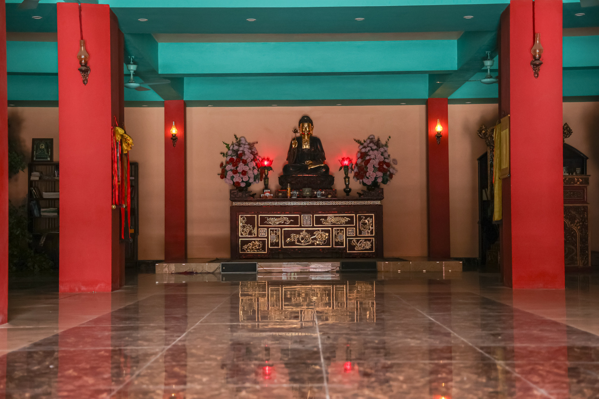 Trong chùa có 2 gian, bên ngoài là ngôi tam bảo, bên trong là nhà tổ. Thả bước chân vãn cảnh chùa vào chiều cuối năm, du khách luôn cảm thấy bình an khi mùi đàn hương phảng phất, tạo nên không khí tĩnh mịch, uy nghiêm.