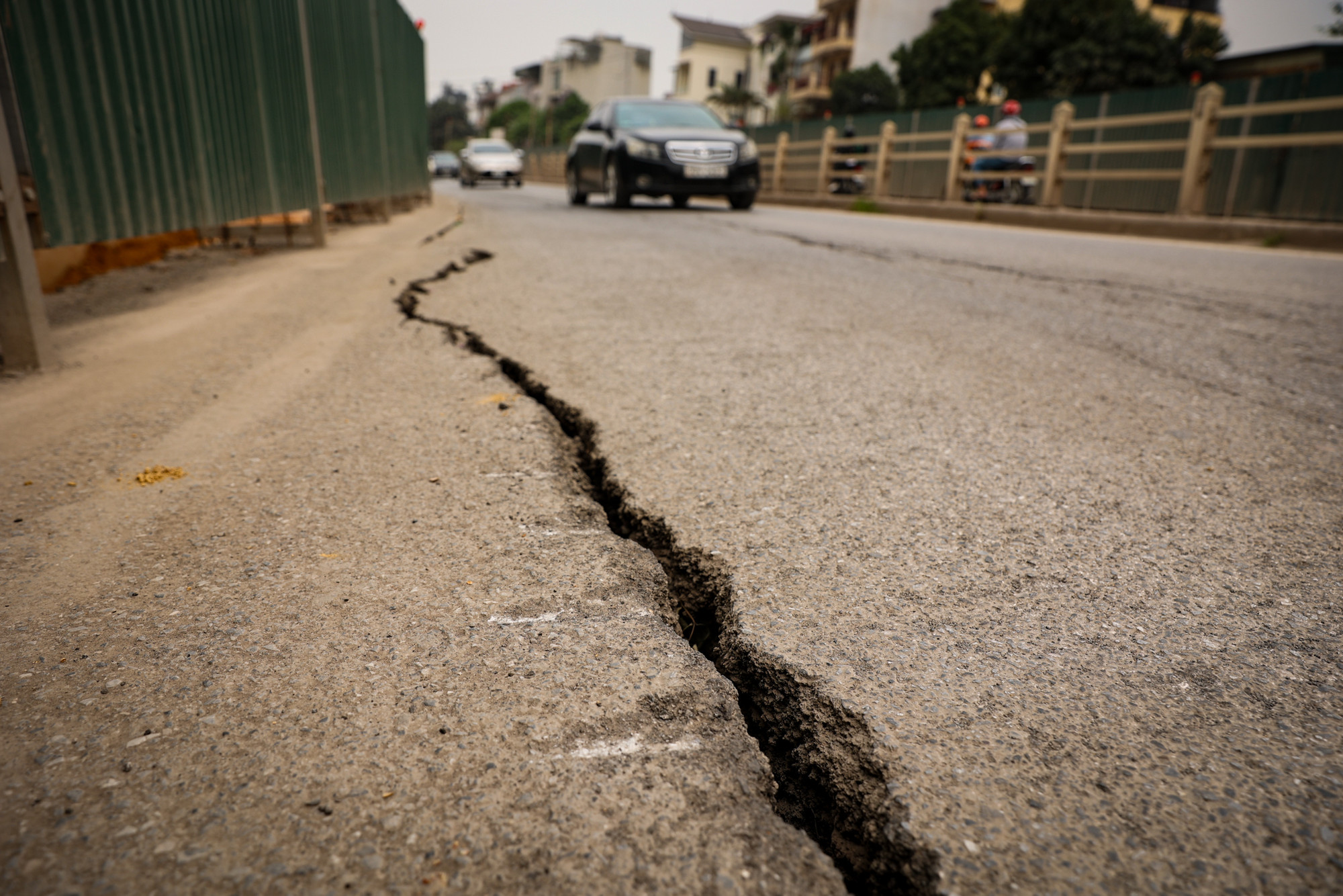 [Ảnh] Lại xuất hiện nhiều vết nứt sâu dọc mặt đê Âu Cơ ảnh 2