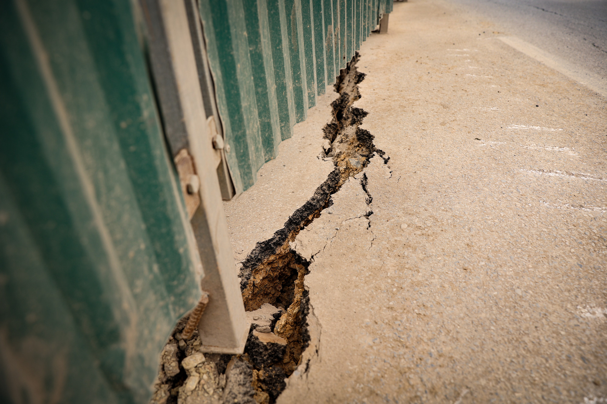 [Ảnh] Lại xuất hiện nhiều vết nứt sâu dọc mặt đê Âu Cơ ảnh 6