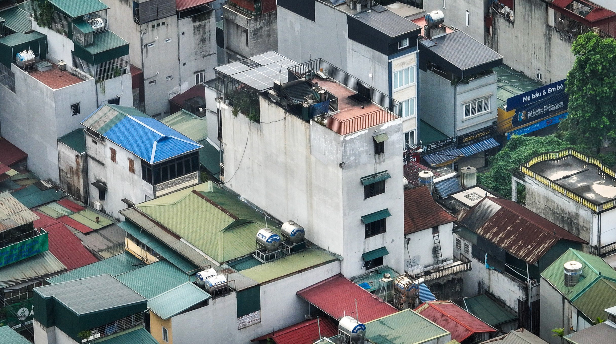 Vụ cháy đã khiến 4 người tử vong. Đáng chú ý, ngôi nhà kể trên được thiết kế theo kiểu nhà ống. Phía trên được quây kín bởi chuồng cọp. Vụ cháy đã khiến 4 người tử vong. Đáng chú ý, ngôi nhà kể trên được thiết kế theo kiểu nhà ống. Phía trên được quây kín bởi chuồng cọp.