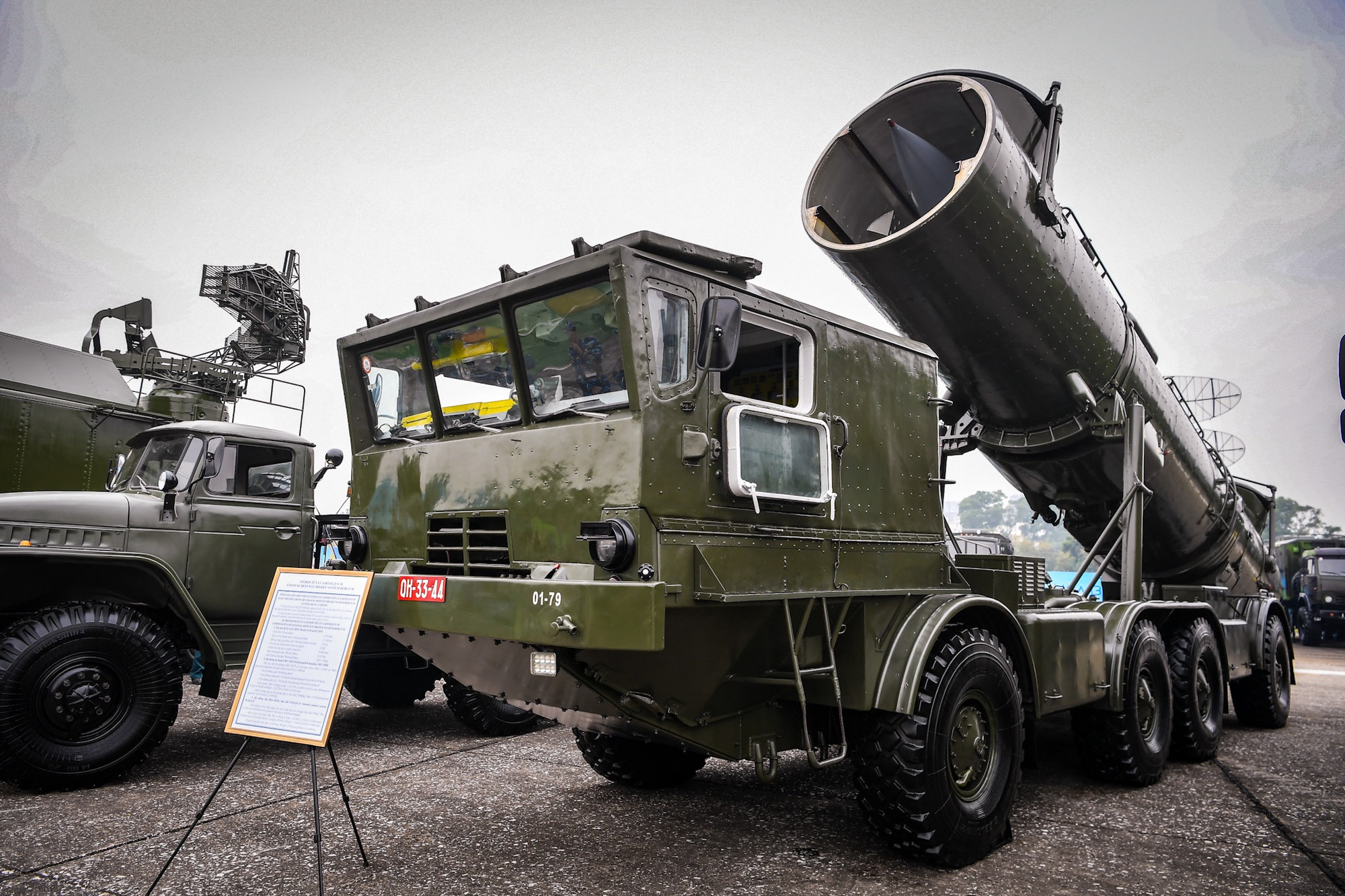 Bệ phóng tự hành СПУ-35БЭ có tổng khối lượng 21 tấn, dài 13,75m; rộng 2,86m và cao 3,63m. Độ cao đặt bệ phóng là 1.000m so với mực nước biển. Xe bệ phóng có khả năng hành quân trên đường nhựa lên đến 50 km/h và 30 km/h với đường đất.