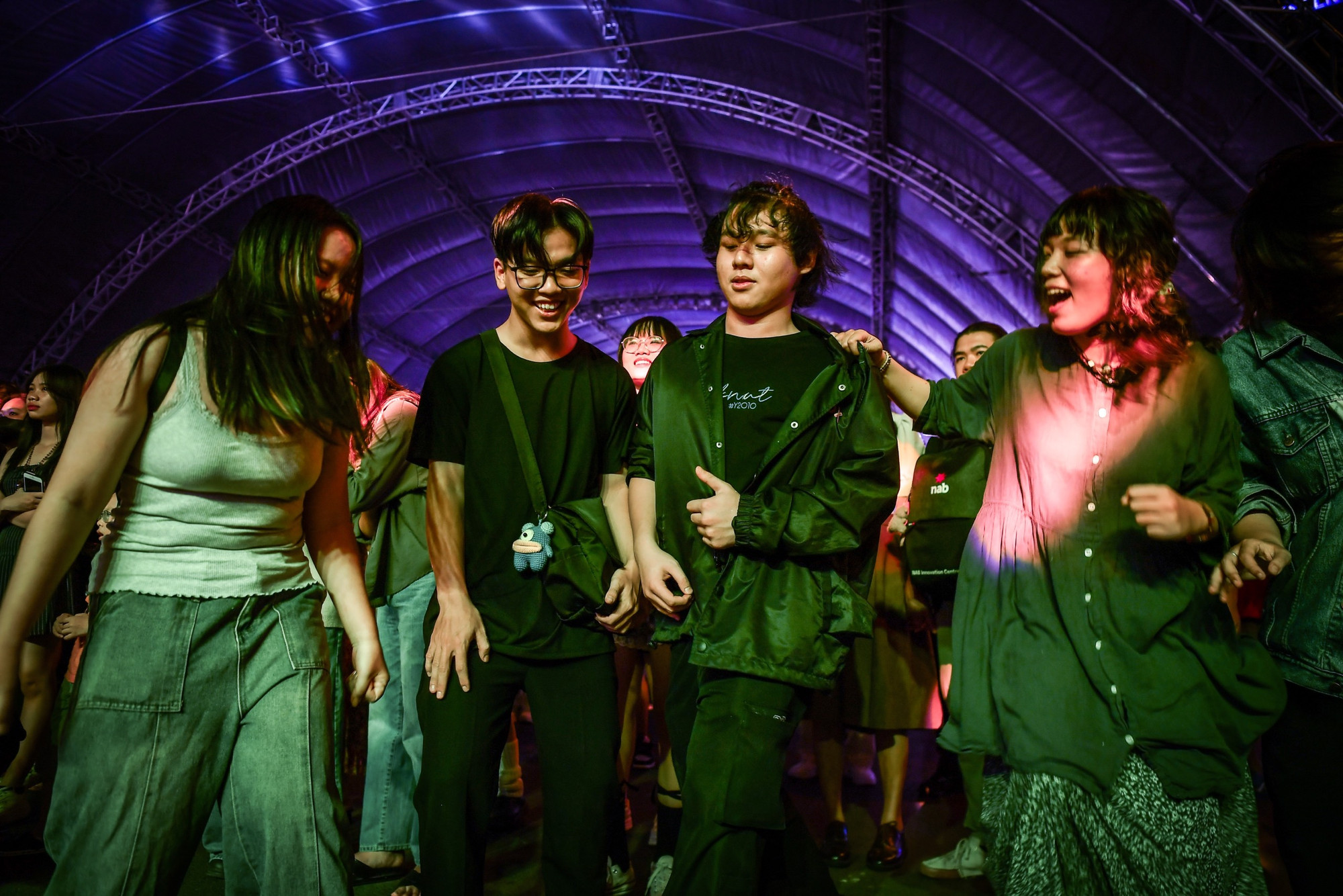 Nhóm các bạn trẻ "cháy" cùng đêm nhạc đặc biệt tại Hội Báo toàn quốc 2024. Nhóm các bạn trẻ "cháy" cùng đêm nhạc đặc biệt tại Hội Báo toàn quốc 2024.