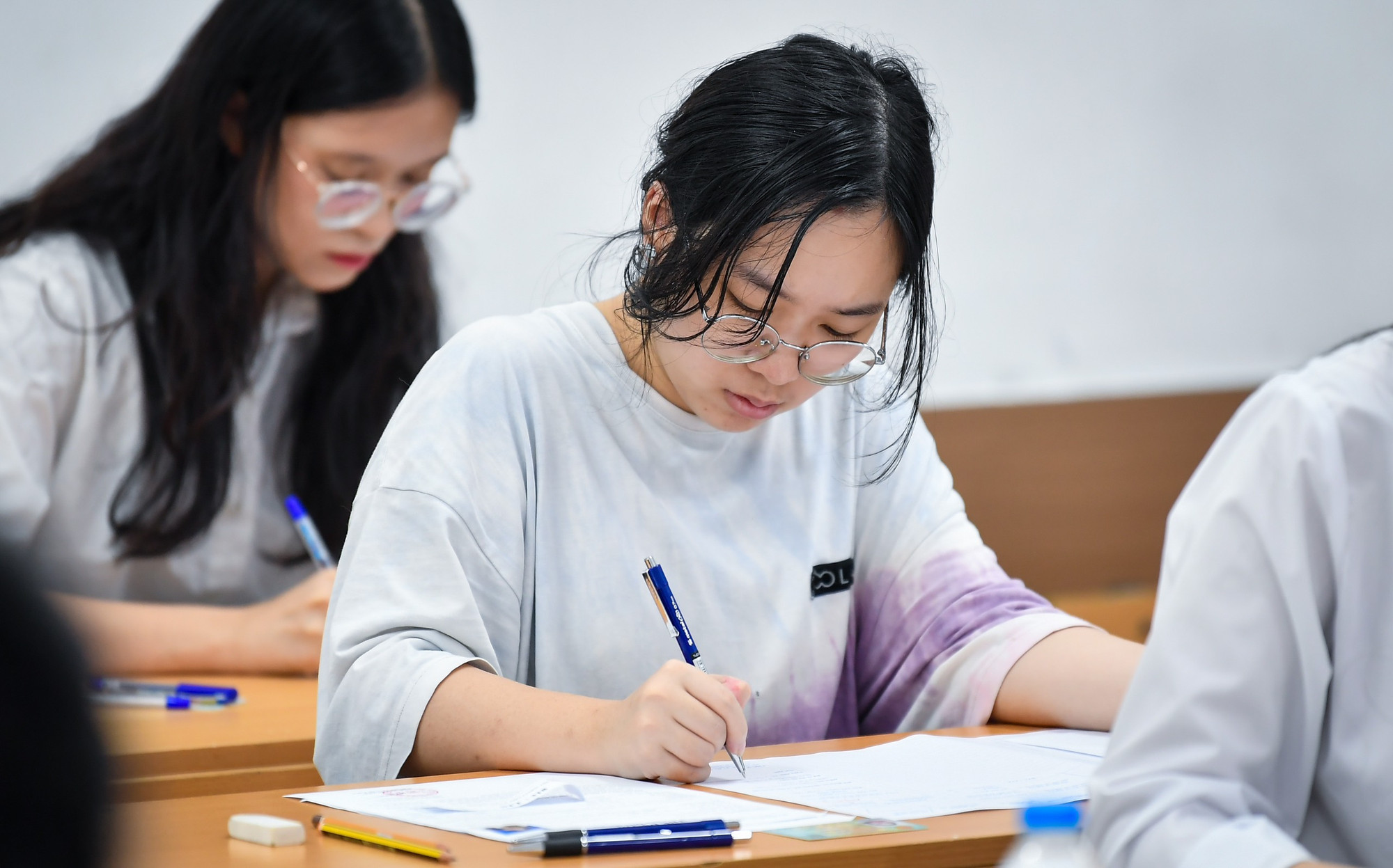 Các thí sinh điền thông tin cá nhân theo hướng dẫn của các cán bộ coi thi.