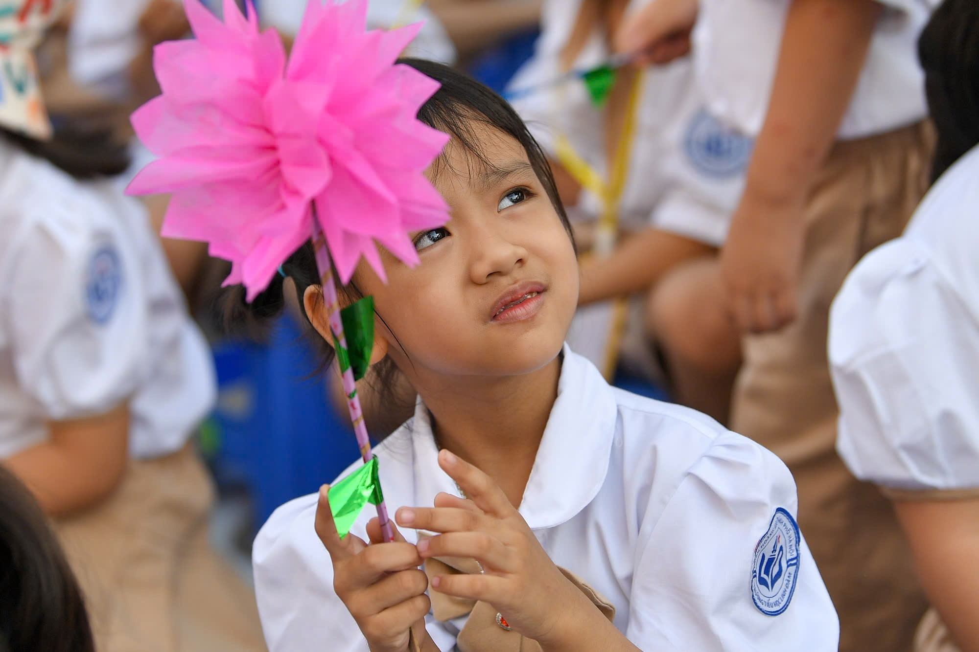 Xen lẫn niềm vui còn là sự bỡ ngỡ...