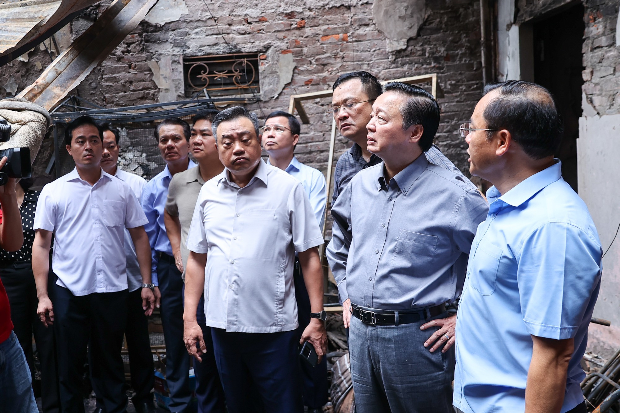 Sáng cùng ngày, Phó Thủ tướng Trần Hồng Hà cũng đã có mặt tại hiện trường vụ cháy.