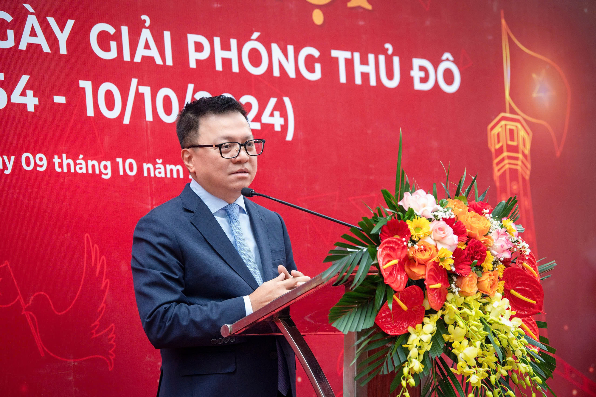 Đồng chí Lê Quốc Minh, Ủy viên Trung ương Đảng, Tổng Biên tập Báo Nhân Dân, Phó Trưởng Ban Tuyên giáo Trung ương, Chủ tịch Hội Nhà báo Việt Nam giới thiệu những sản phẩm của Báo Nhân Dân hướng tới dịp kỷ niệm 70 năm Giải phóng Thủ đô (10/10/1954-10/10/2024).