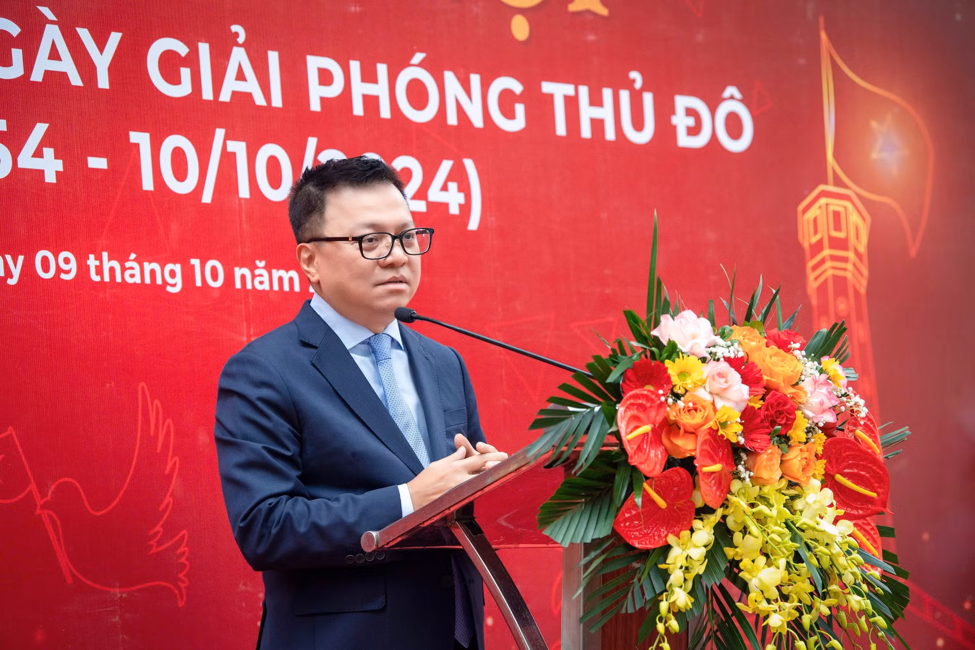 Đồng chí Lê Quốc Minh, Ủy viên Trung ương Đảng, Tổng Biên tập Báo Nhân Dân, Phó Trưởng Ban Tuyên giáo Trung ương, Chủ tịch Hội Nhà báo Việt Nam giới thiệu những sản phẩm của Báo Nhân Dân hướng tới dịp kỷ niệm 70 năm Giải phóng Thủ đô (10/10/1954-10/10/2024).