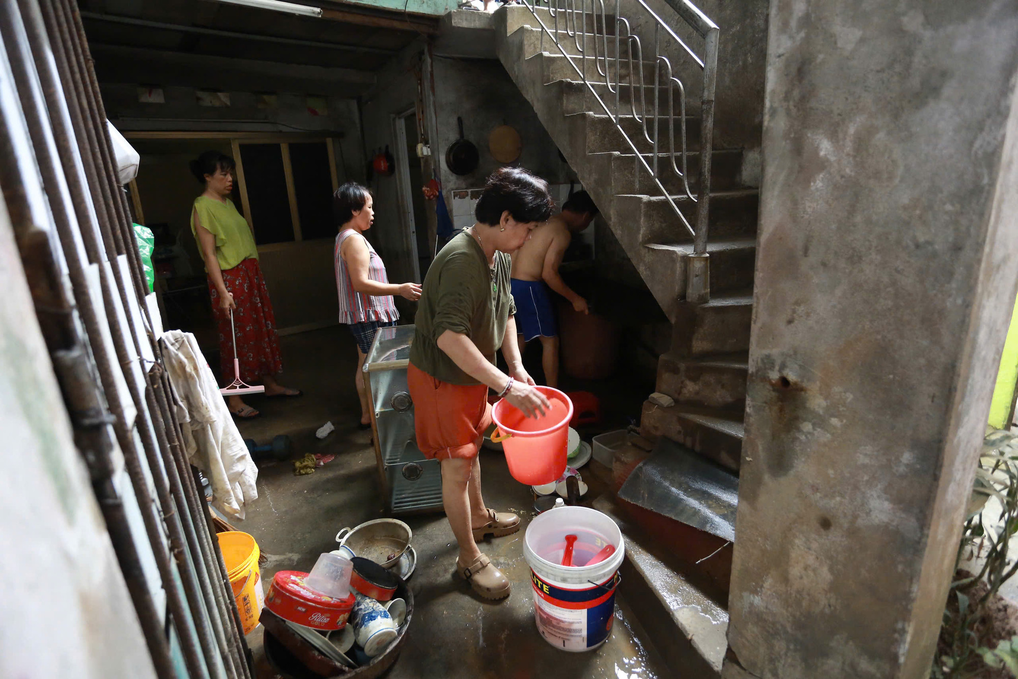 Người dân dọn dẹp nhà cửa, chuẩn bị cho cuộc sống bình thường.