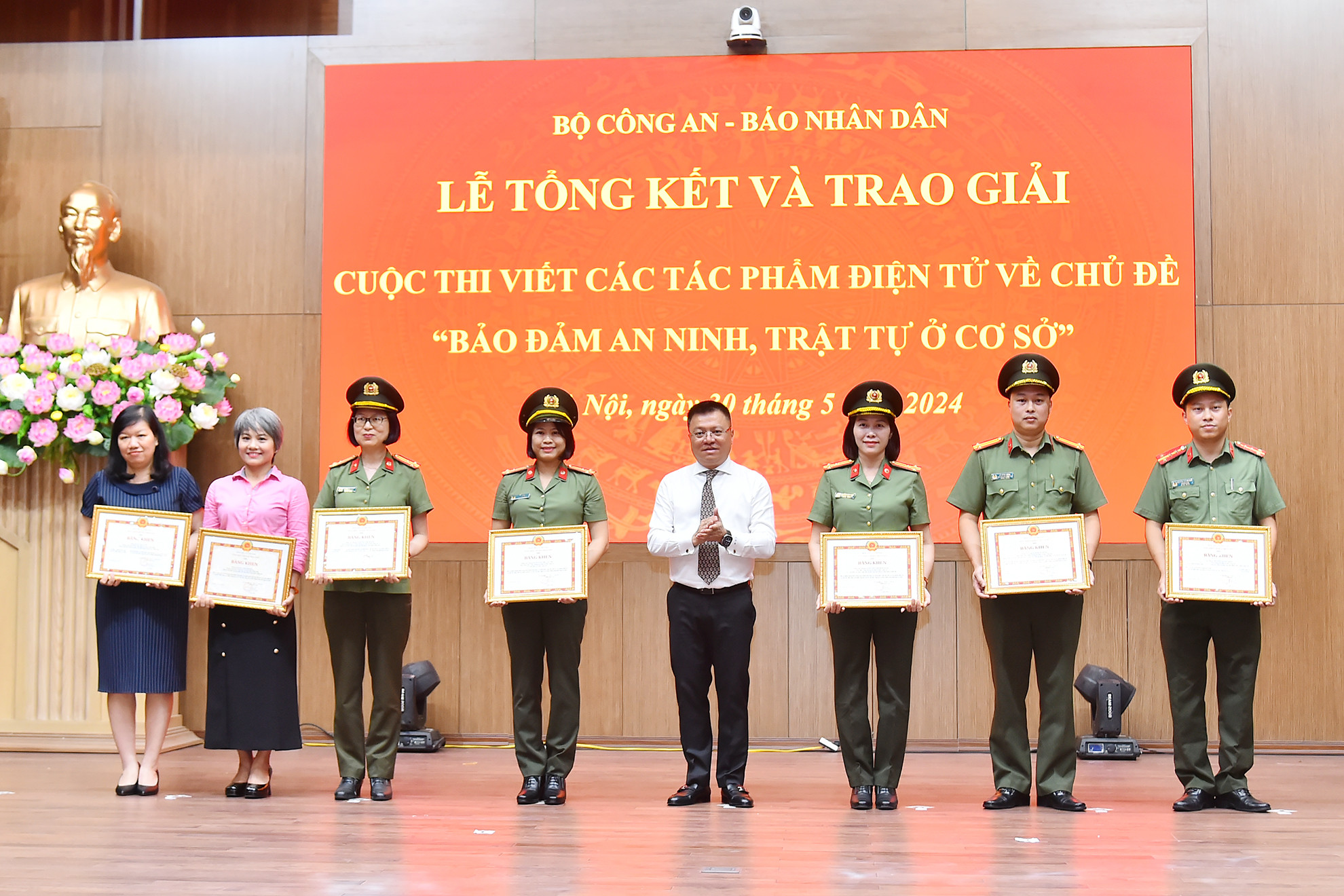 Trao bằng khen của Báo Nhân Dân cho các cá nhân có nhiều đóng góp trong quá trình triển khai Cuộc thi. (Ảnh: THỦY NGUYÊN)