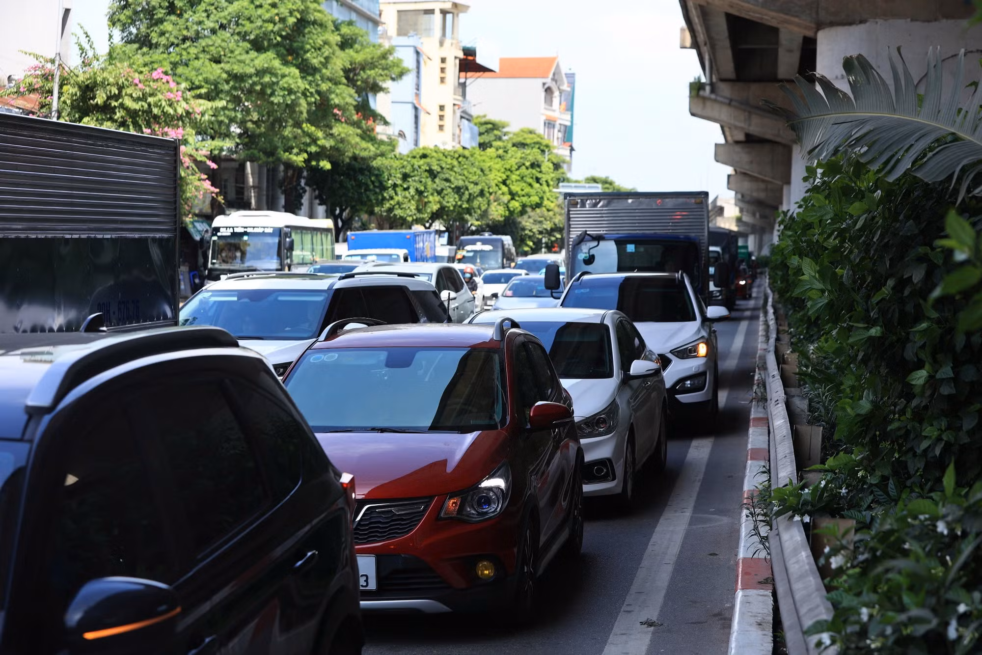 Các phương tiện phải di chuyển rất chậm tại nút giao Ngọc Hồi.
