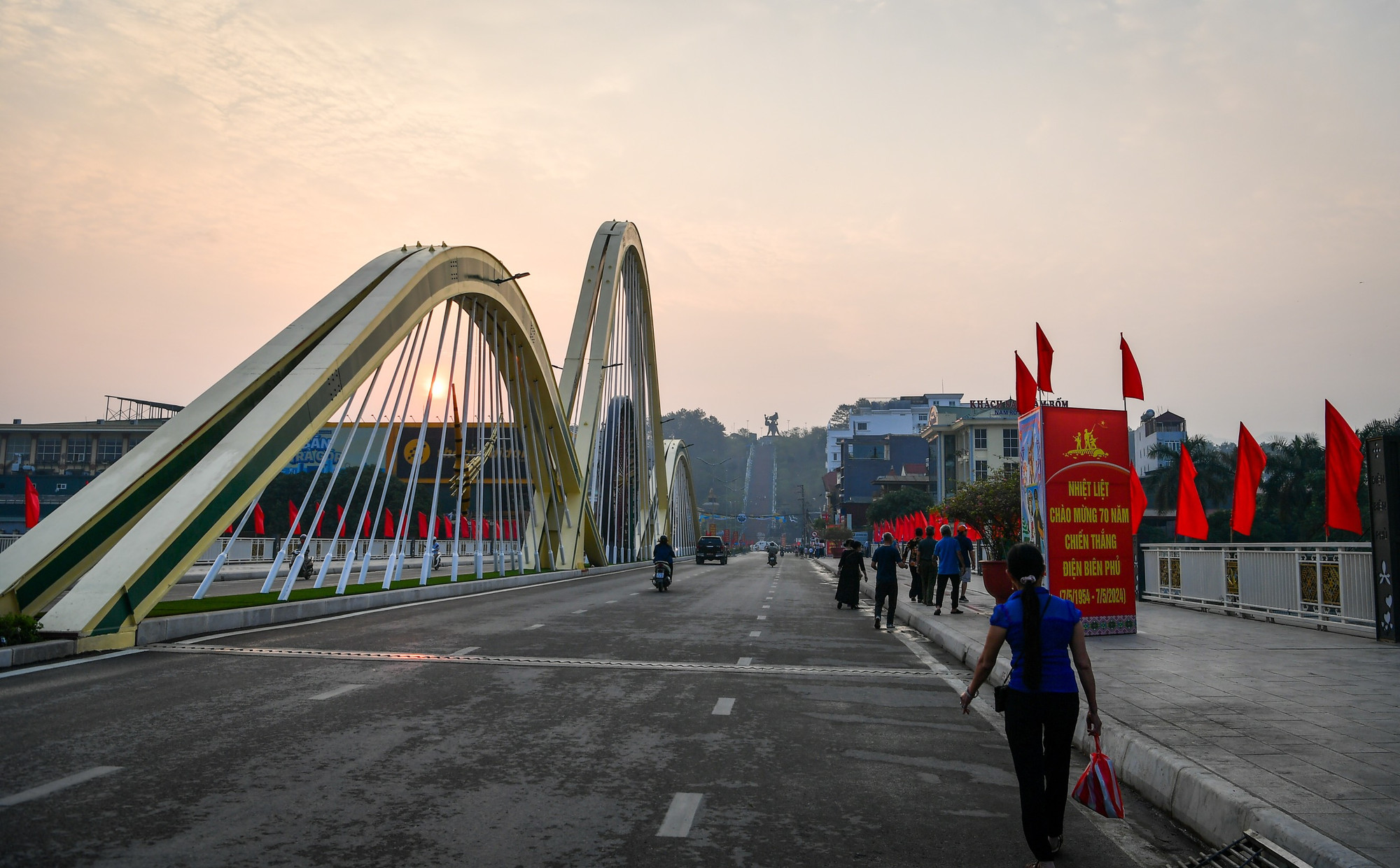 Rạng sáng 5/5, hai ngày trước lễ kỷ niệm 70 năm Chiến thắng Điện Biên Phủ, nhiều người dân Điện Biên và du khách có mặt tại sân vận động tỉnh Điện Biên cũng như các con đường đoàn diễu hành, diễu binh sẽ đi qua để chờ đến giờ tổng duyệt.