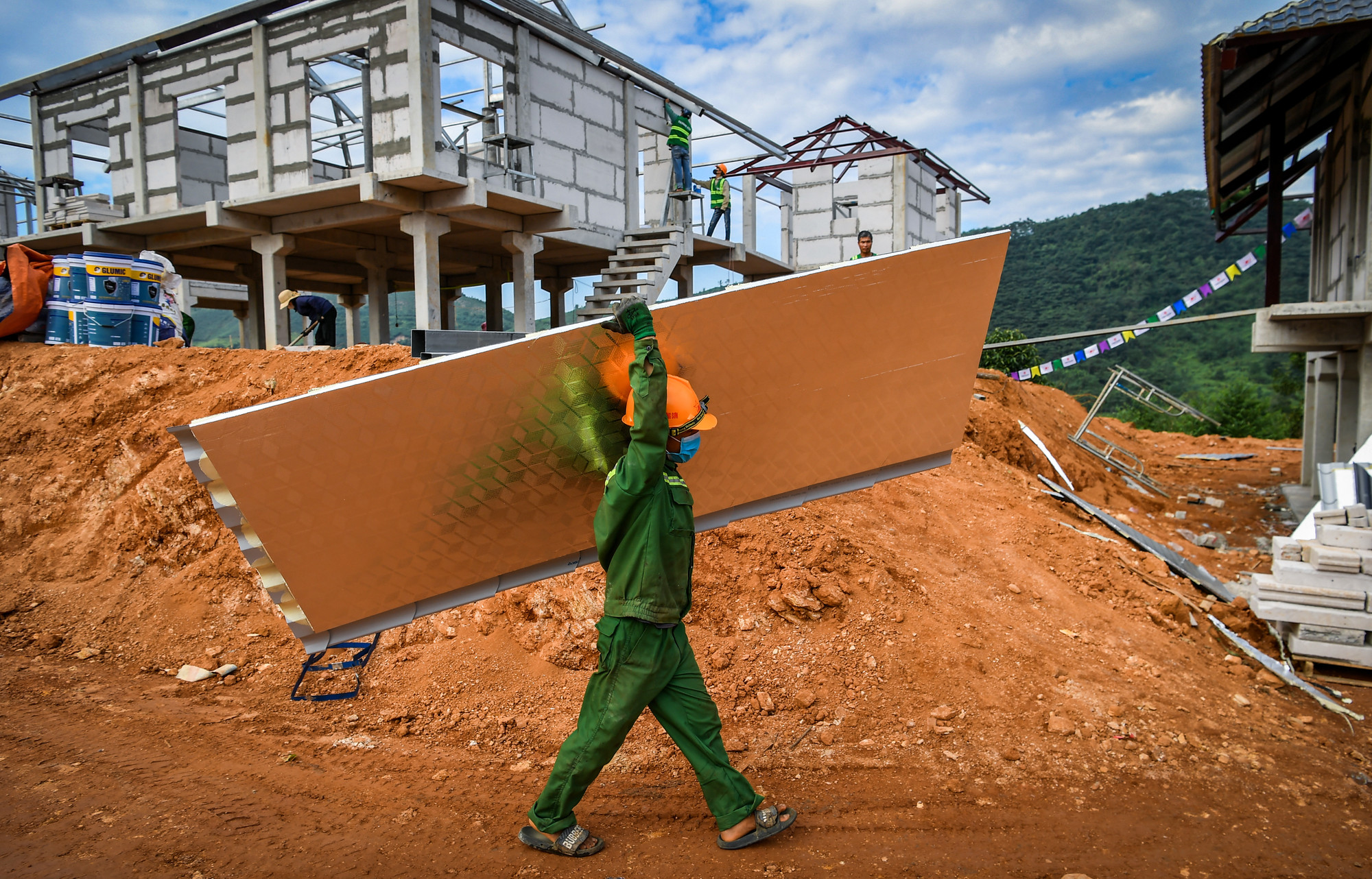 Nhìn những căn nhà mới dần hình thành, tất cả đều thêm quyết tâm, thêm sức mạnh để làm việc.