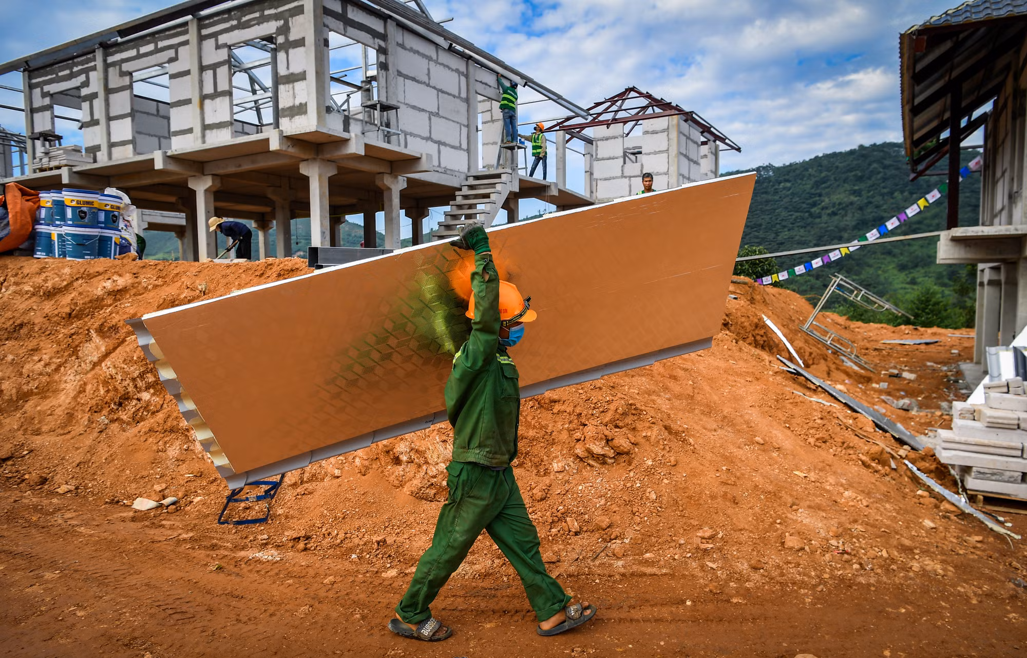 Nhìn những căn nhà mới dần hình thành, tất cả đều thêm quyết tâm, thêm sức mạnh để làm việc.