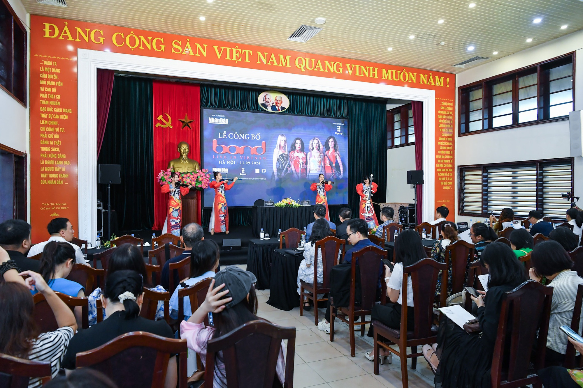 Sáng 11/9, tại Hà Nội, Báo Nhân Dân cùng IB Group Việt Nam tổ chức Lễ công bố sự kiện BOND Live In Vietnam.