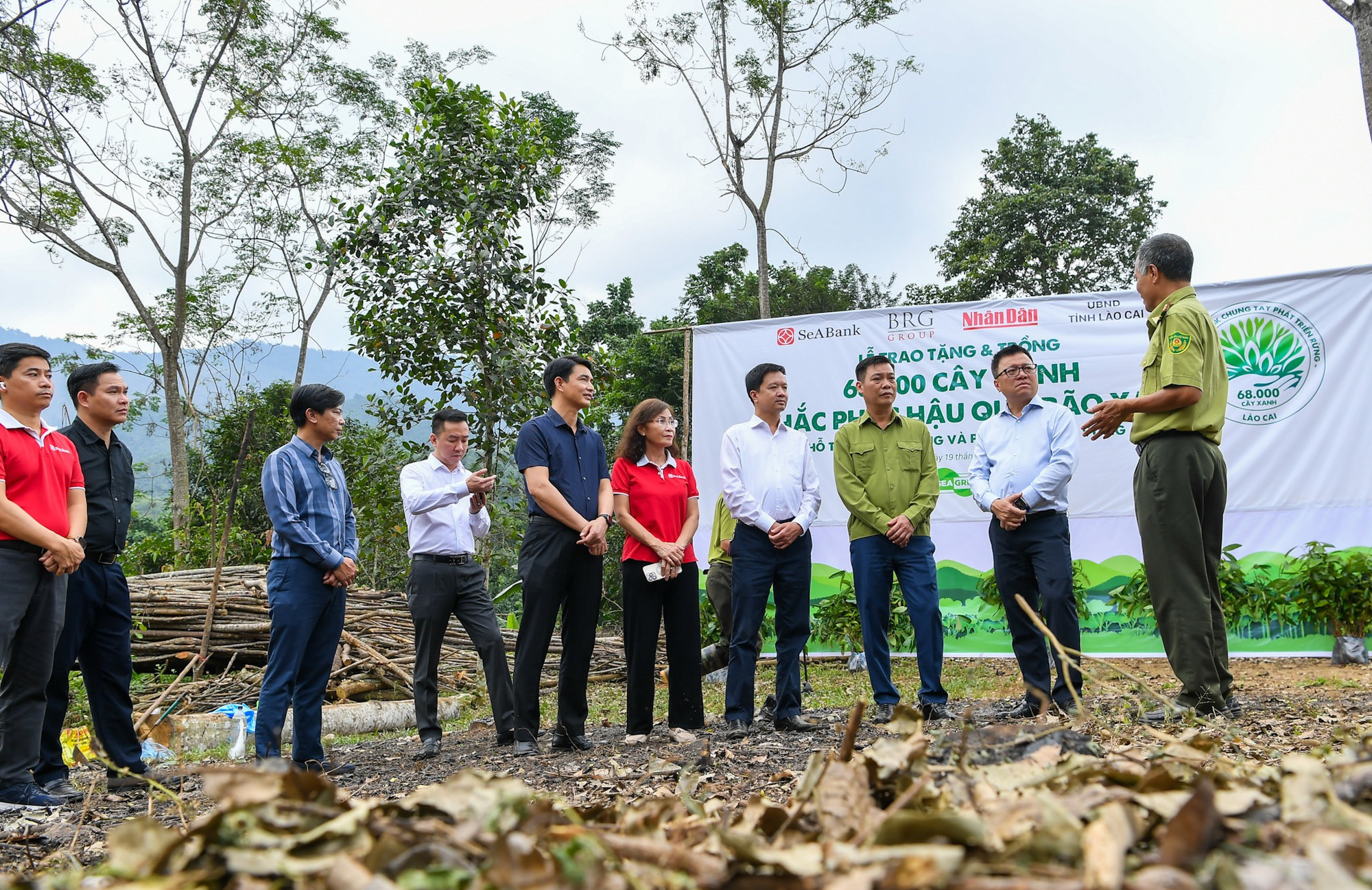 Đồng chí Lê Quốc Minh và các thành viên đoàn công tác trao đổi với cán bộ kiểm lâm tỉnh Lào Cai trước khi trồng cây.