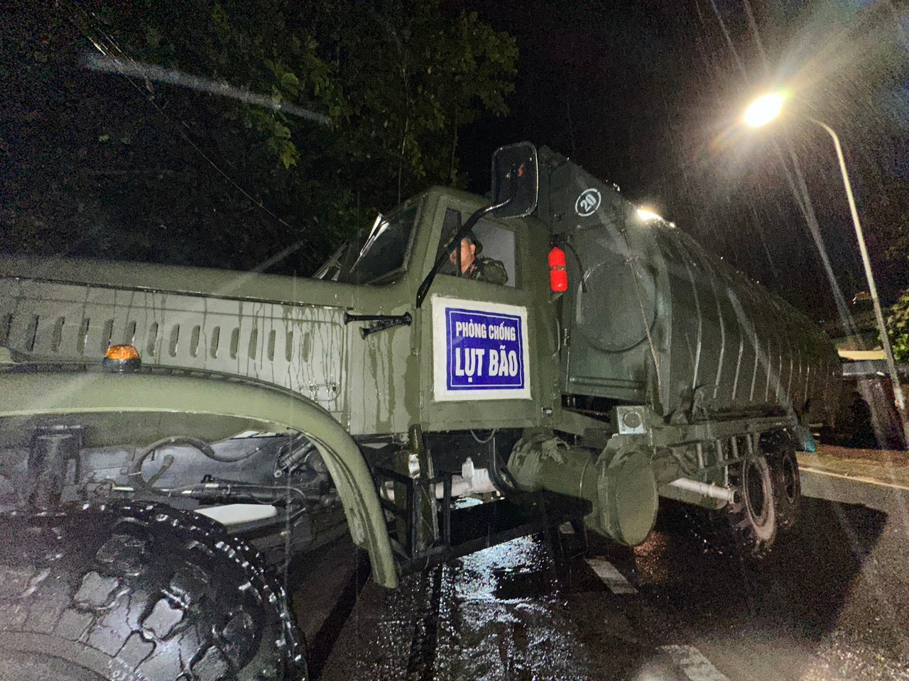 Vào thời điểm này, mưa tại Tam Nông mỗi lúc một lớn.