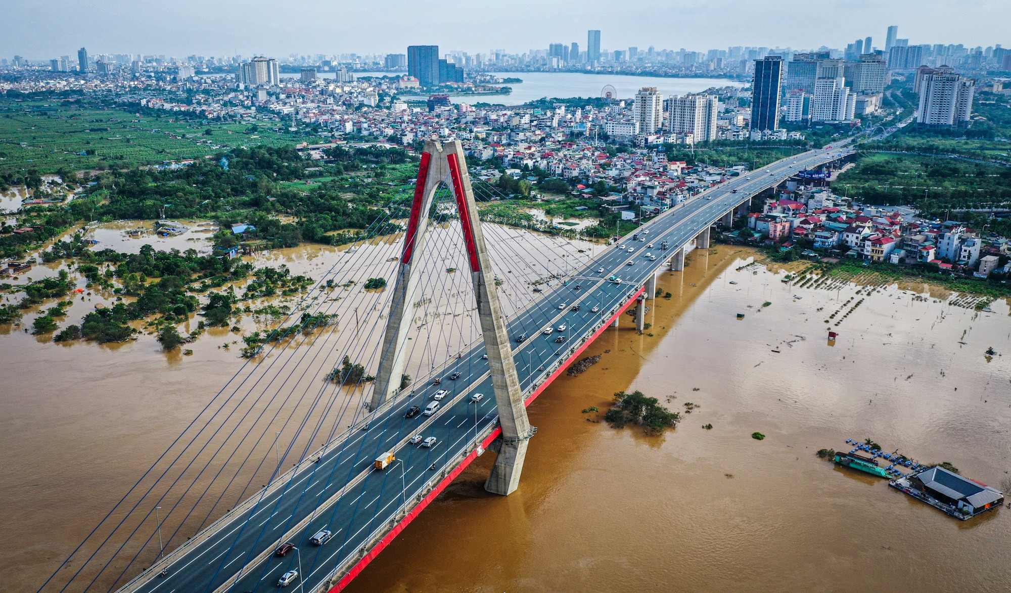 Mặc dù vậy, khu vực đất nông nghiệp ngoài đê An Dương Vương thuộc địa phận các phường Nhật Tân, Phú Thượng (Tây Hồ) vẫn ngập rất sâu.