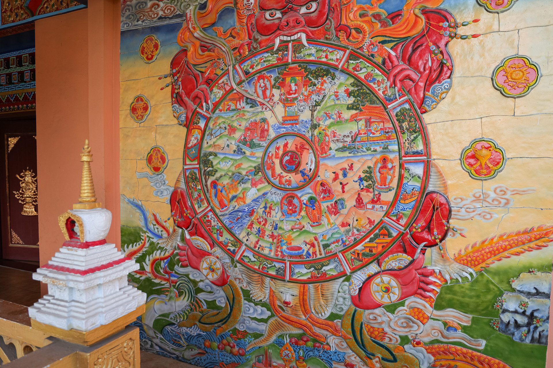 Mỗi hoạ tiết, mỗi hoa văn theo kiến trúc Mật giáo đều được vẽ rất tỉ mỉ, công phu.