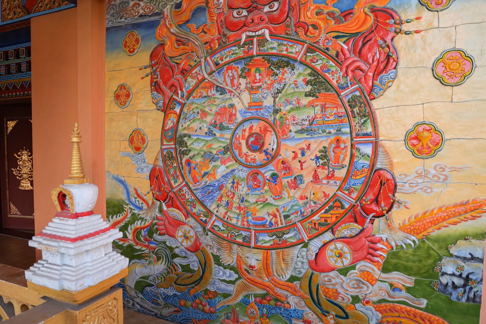 Mỗi hoạ tiết, mỗi hoa văn theo kiến trúc Mật giáo đều được vẽ rất tỉ mỉ, công phu.