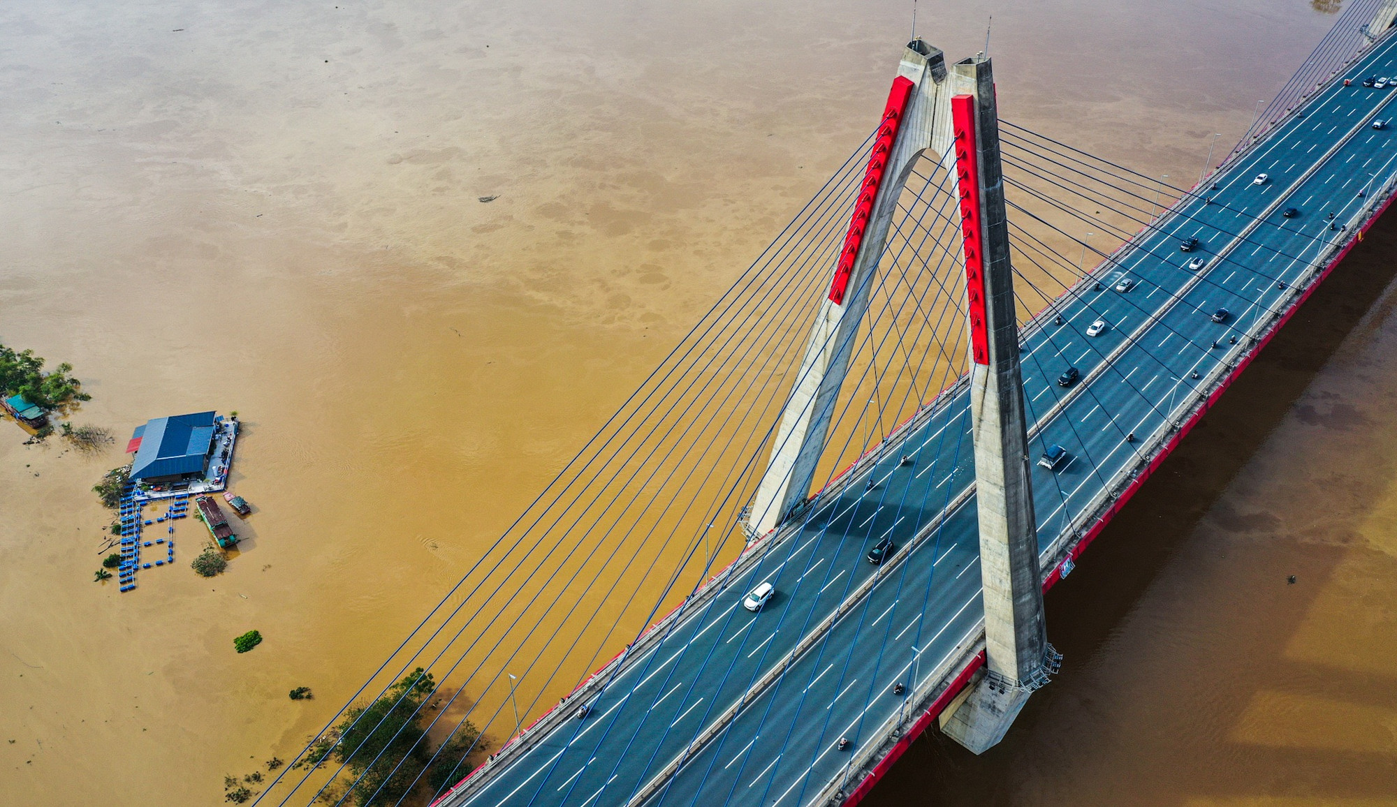 Nước lũ vẫn còn rất mênh mông, không thể phân biệt được bờ bãi.