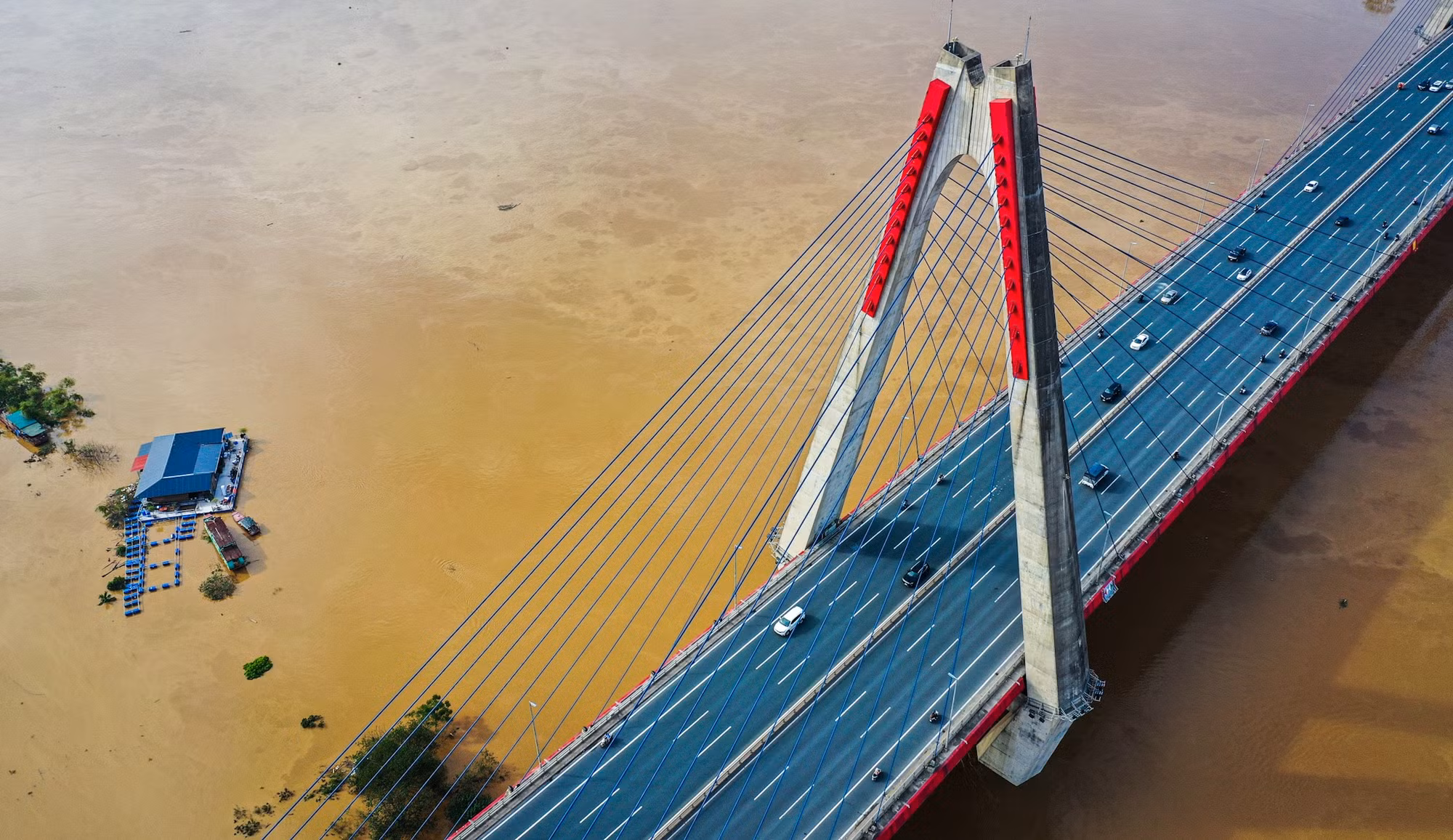 Nước lũ vẫn còn rất mênh mông, không thể phân biệt được bờ bãi.