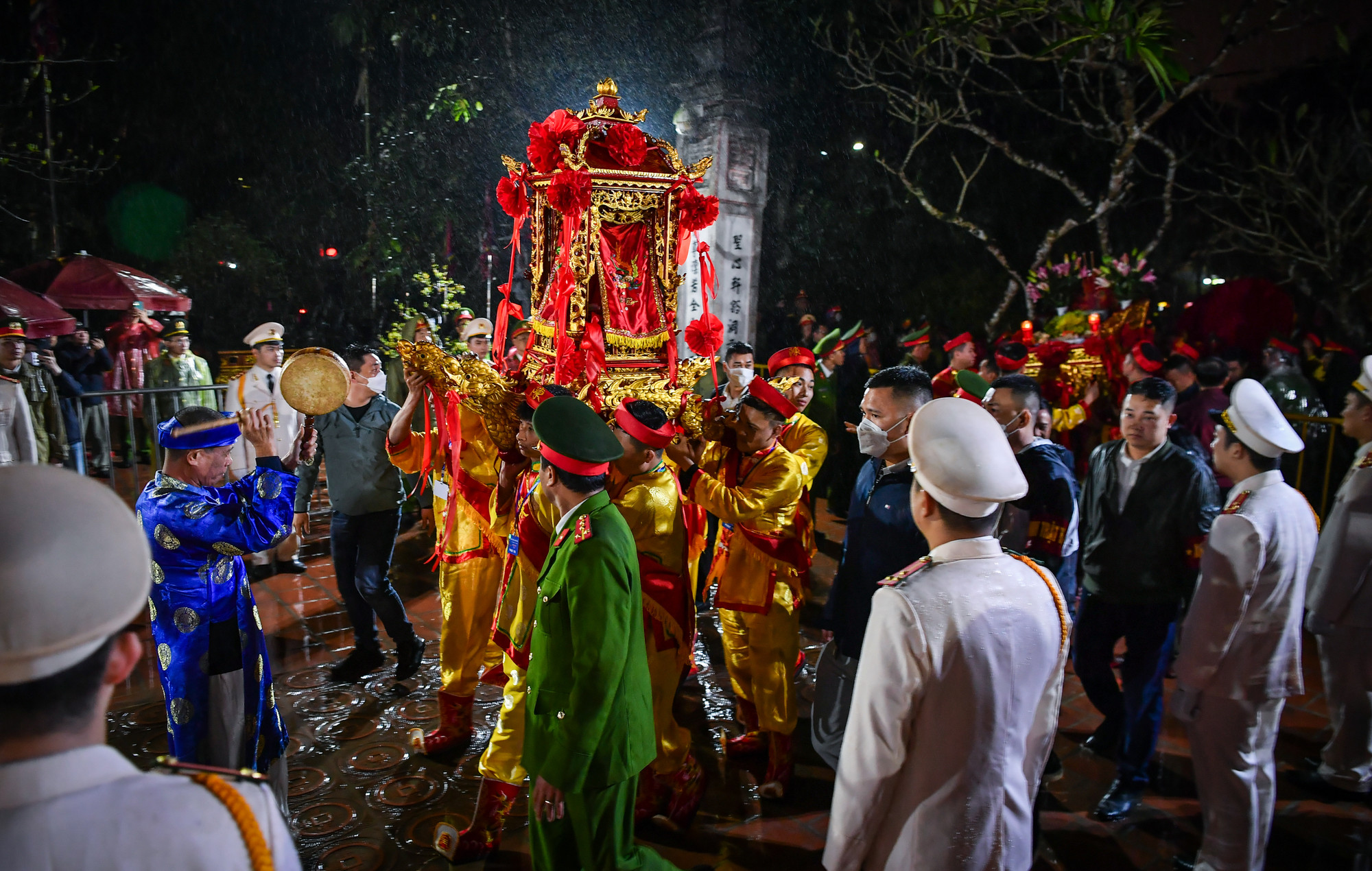 Nghi lễ rước kiệu ấn được cử hành trang trọng theo đúng nghi thức truyền thống. Ấn được rước từ đền Cố Trạch, nơi thờ Quốc công Tiết chế Hưng Đạo Đại Vương Trần Quốc Tuấn sang đền Thiên Trường, nơi đặt bài vị của 14 vị vua Trần để làm lễ khai Ấn.