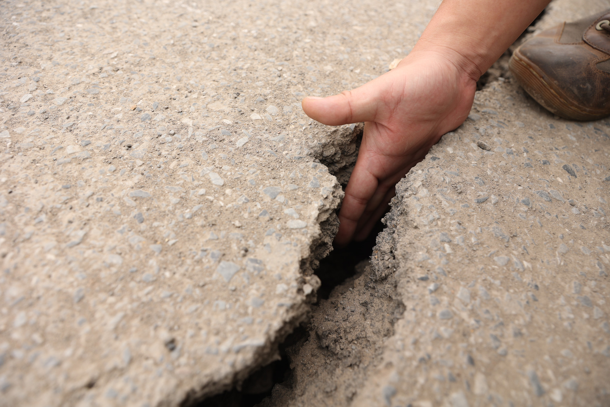 [Ảnh] Lại xuất hiện nhiều vết nứt sâu dọc mặt đê Âu Cơ ảnh 4