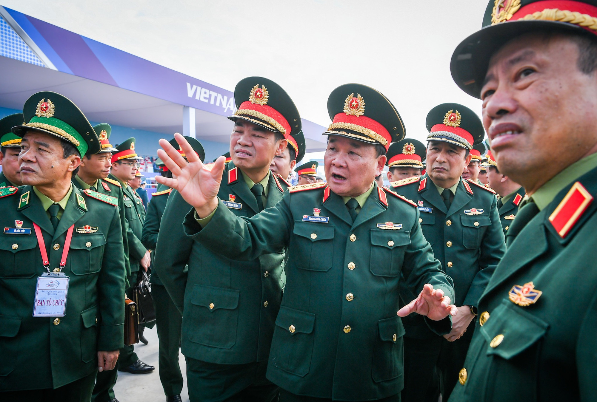 Sáng nay (17/12), tại sân bay Gia Lâm (Hà Nội) đã diễn ra buổi Tổng duyệt lễ khai mạc Triển lãm Quân sự quốc tế Việt Nam 2024, diễn ra vào ngày 19/12 tới đây. Đồng chí Thượng tướng Hoàng Xuân Chiến, Ủy viên Trung ương Đảng, Ủy viên Thường vụ Quân ủy Trung ương, Thứ trưởng Quốc phòng tới dự và chủ trì Lễ Tổng duyệt.